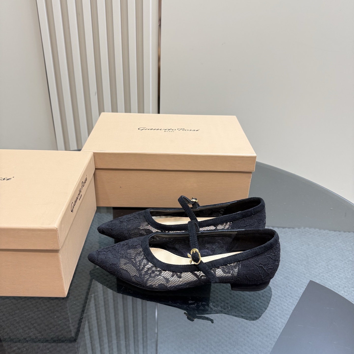 NO:230245,gianvito rossi 2025 new single shoes top version The lace mesh design is unique, adding mystery and sexy. The high heel pointed toe shows elegant temperament, while the empty style exudes a touch of playfulness. When you wear it, every step seems to bloom gorgeously on the stage, becoming the focus of everyone's attention. ____________________________________________________ * Full set of packaging. * Original custom lace with upper * Floor pad Sheepskin * Sole Italian leather outsole * Heel height 2cm * Size: 35-43 (40 41 42 custom made without return), single shoes, sheepskin, Leather soles19860909gianvito rossi 2025新款单鞋 顶级版本 蕾丝网面设计独具韵味,增添了神秘与性感.高跟尖头展现出优雅气质,后空款式则透着一丝俏皮.穿上它,每一步都像是在舞台上华丽绽放,成为众人瞩目的焦点. _____________________________ * 全套包装. * 鞋面原版定制蕾丝 * 垫脚 羊皮 * 鞋底 意大利真皮大底 * 跟高 2cm * 码数:35－43（40 41 42定做不退换）,单鞋,sheepskin,Leather soles,Women's Shoes