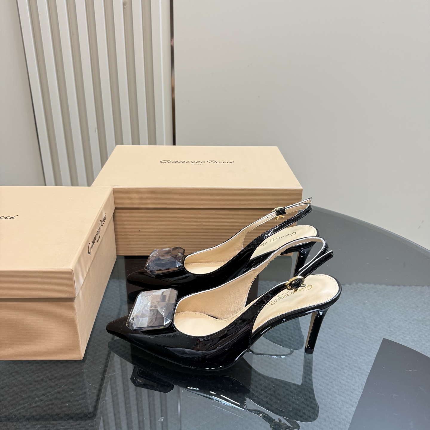 NO:230238,gianvito rossi 2025 new rear empty sandals top version The gem design has unique charm, adding mystery and sexy. The high heel pointed toe shows elegant temperament, while the rear empty style exudes a touch of playfulness. When you wear it, every step seems to bloom gorgeously on the stage, becoming the focus of everyone's attention. ___________________________________________________ * Full set of packaging. * Original custom velvet, patent leather * Finger pad Sheepskin * Sole Italian leather outsole * Heel height 8.5cm * Size: 35-43 (40 41 42 custom made without return), sandals, sandals, sheepskin, Leather soles19860909gianvito rossi 2025新款后空凉鞋 顶级版本 宝石设计独具韵味,增添了神秘与性感.高跟尖头展现出优雅气质,后空款式则透着一丝俏皮.穿上它,每一步都像是在舞台上华丽绽放,成为众人瞩目的焦点. _____________________________ * 全套包装. * 鞋面原版定制丝绒,漆皮 * 垫脚 羊皮 * 鞋底 意大利真皮大底 * 跟高 8.5cm * 码数:35－43（40 41 42定做不退换）,凉鞋,sandals,sheepskin,Leather soles,Women's Shoes