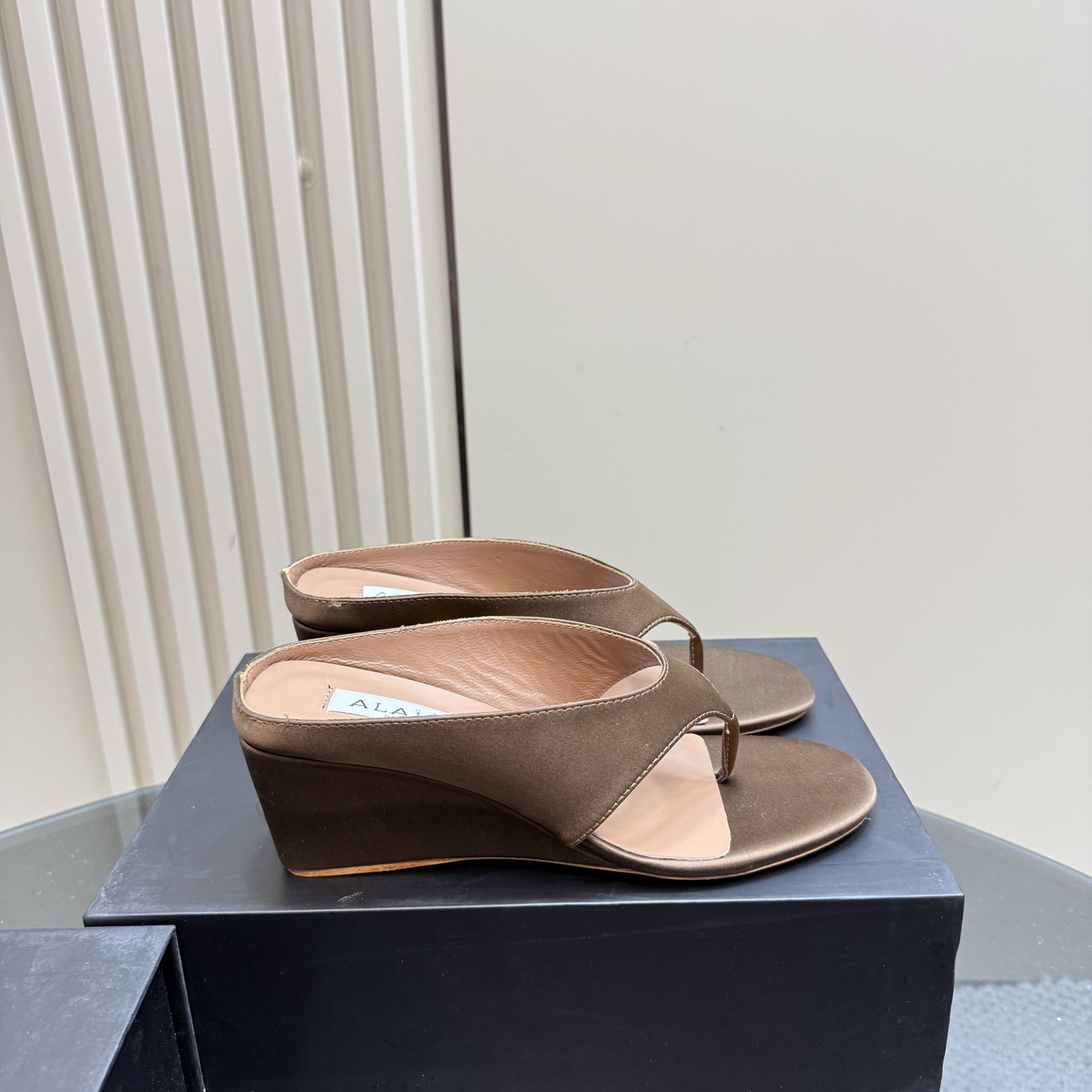 ALAÏA High Love Sculptural Heel Silk Thong Sandals - Comfortable & Elegant 6 i1742296963497 1948 0 3