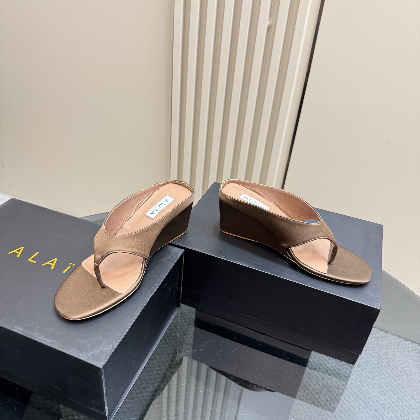 ALAÏA High Love Sculptural Heel Silk Thong Sandals - Comfortable & Elegant 7 i1742296965169 461 0 4