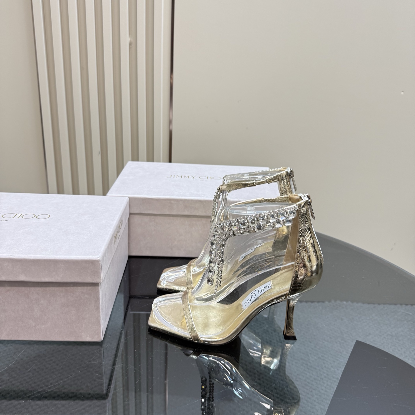 NO:233490,Jimmy Choo｜Zhou Yangjie's classic hollow rhinestone high heels series Our JC is as high as ever, low-key and gorgeous, sexy and not arrogant, this one is talking about. It looks so good on the feet. The shoe shape is a delicate style that everyone loves. It looks very slim. The entire curve of the side perfectly shows the curve of the foot. There are also pearls on the upper. It is simply irresistible. Go material. The fabric is imported beef patent leather. The inner foot pads are all sheepskin. Italian leather outsole. Heel height is 10cm. Size35-39 (customized by 34/40/41/42), high heels, jimmy choo, sandals, high heels, sheepskin, Leather soles.19860909Jimmy Choo｜周仰杰经典中空水钻高跟鞋系列 我们家JC一如既往品质优越 低调不失华丽 性感又不显张扬说的就是这款 上脚太好看了 鞋型是大家都爱的秀气款 非常非常显瘦 侧面整个弧度将脚部曲线完美展现 还有鞋面的珍珠 简直让人欲罢不能 Go 材质 面料采用进口牛漆皮 内里垫脚均为羊皮 意大利真皮大底 跟高10cm Size35-39（34/40/41/42定制）,高跟鞋凉鞋,jimmy choo,sandals,high heels,sheepskin,Leather soles,Women's Shoes