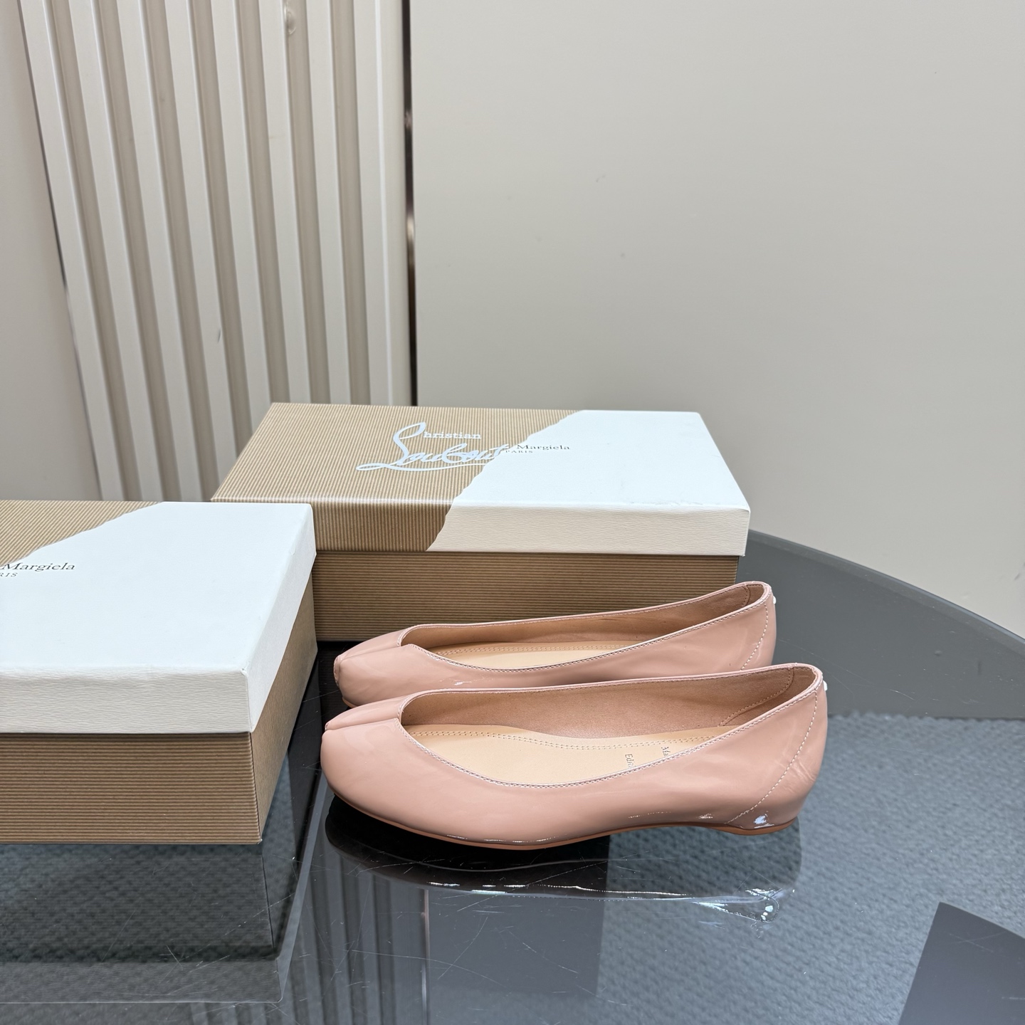 NO:233521,Margiela x Christian Louboutin This spring-breaking collaboration is quite good. It combines the tabi and the sharp and fashionable CL very cutely. Wear a set of Outfits that I think will match. Patent leather upper, inner lining: sheepskin, full leather outsole, size 35-41 (custom made of 40.41), ballet shoes, christian louboutin, tom ford, sheepskin, Leather soles19860909Margiela x Christian Louboutin 这波春来乍到的联名还挺戳我的 把tabi和锐利时髦的CL融合的很嗲 穿了一套觉得会很配的Outfit去 鞋面漆皮 内里:羊皮 大底全真皮大底 码数35-41(40.41定做),芭蕾舞鞋单鞋,christian louboutin,tom ford,sheepskin,Leather soles,Women's Shoes