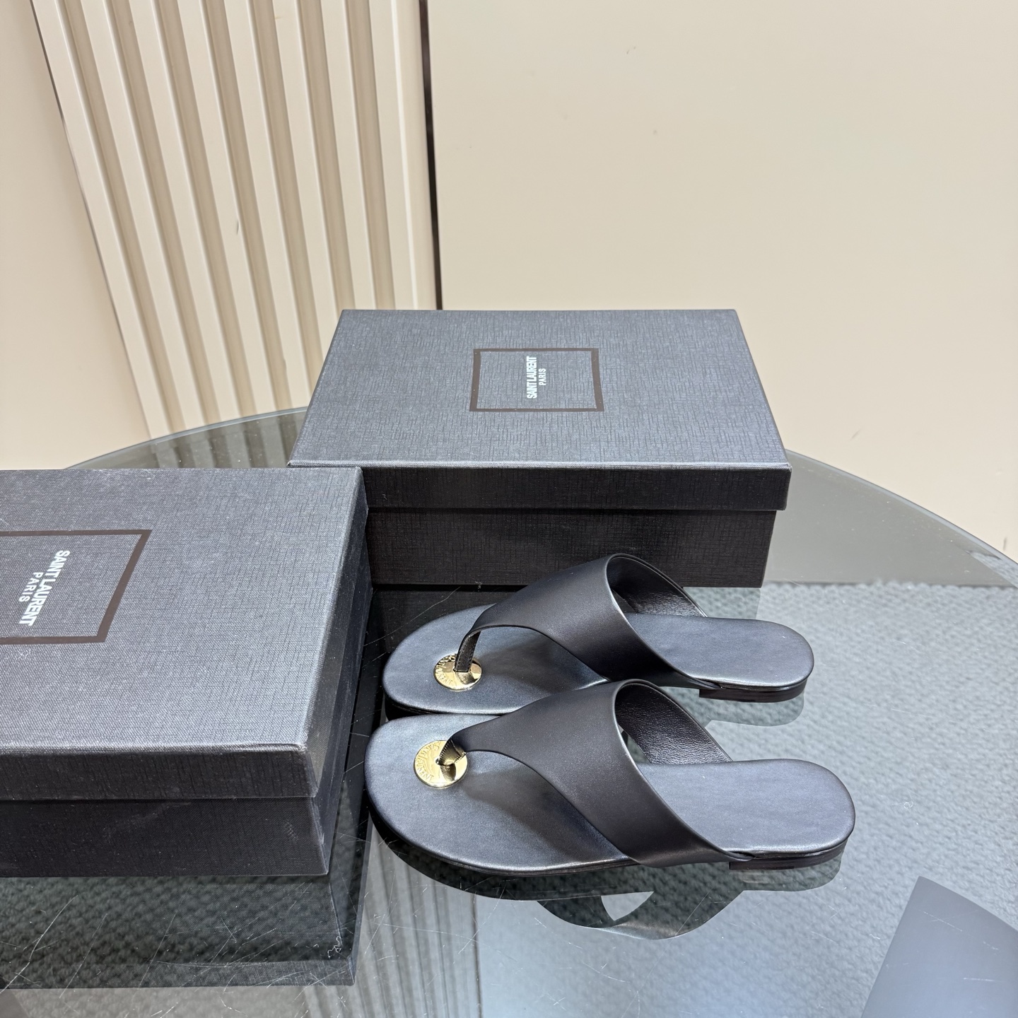 NO:233510,Brand new slippers!  Must-have for summer vacations and comfortable and lightweight · Fried chicken woman with feet · (Z-products are customized and perfectly consistent) New last shapes are compared with the differences in making goods on the market. Custom imported cowhide leather, inner imported sheepskin, sole imported genuine leather sole, heel high flat sole, size 35-39 (40.41 customized) (full package), split-toe shoes, slippers, cowhide, sheepskin, Leather soles19860909全新拖鞋！夏日度假必备舒适又轻便·上脚炒鸡女人·（z品全身定制完美一致）全新楦型多对比市面上看图做货的区别哈 鞋面定制进口牛皮 内里进口绵羊皮 鞋底进口真皮大底 跟高平底 码数35-39 (40.41定做）（全套包装）,分趾鞋,slippers,cowhide,sheepskin,Leather soles,Women's Shoes