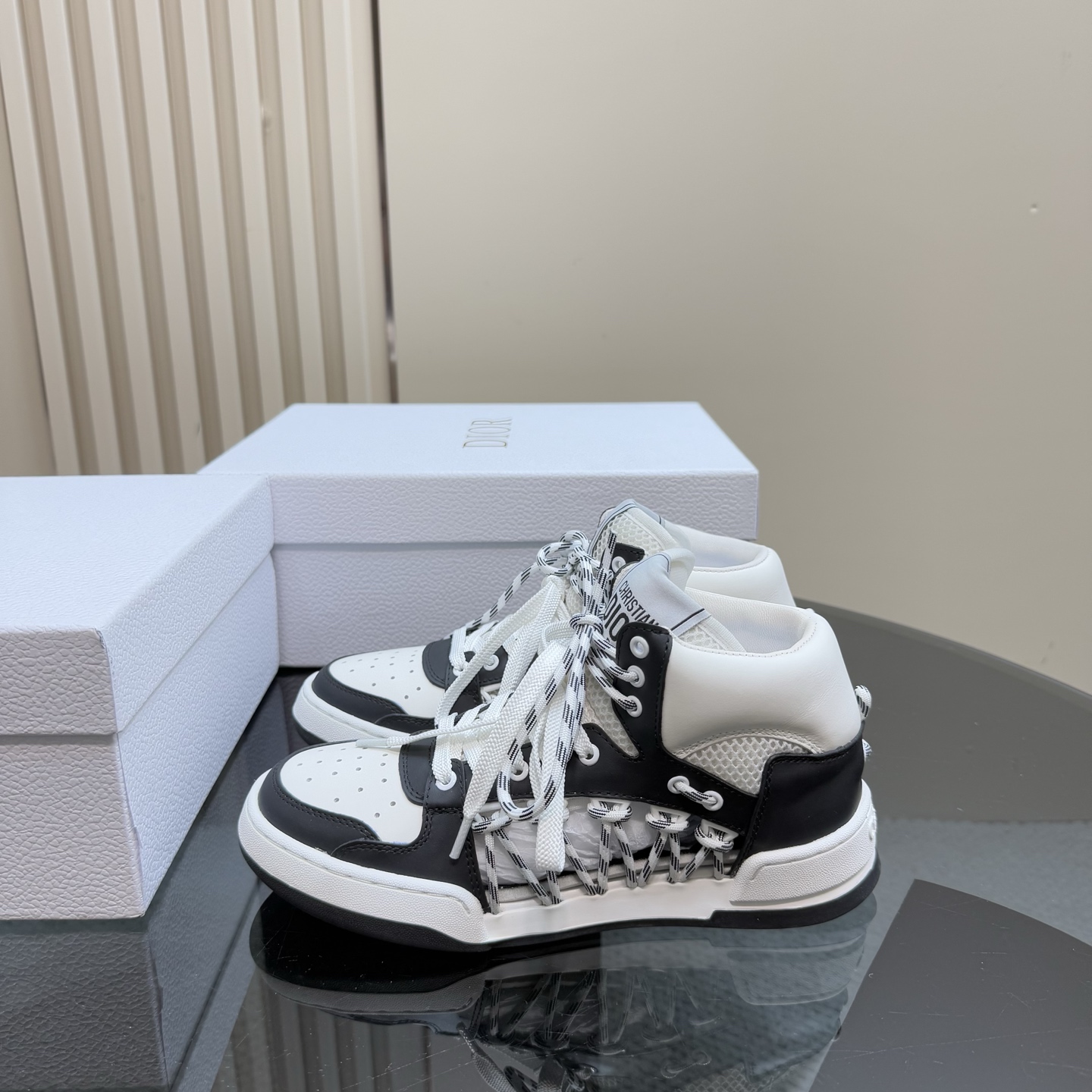 NO:223744,The new Dior and C'est sneakers in 2025 series show a striking and fashionable style. They are carefully crafted, with the hollowed-out design style on the side of the upper and the exquisite details also add a touch of elegant temperament. The light two-color soles are extremely comfortable and show the charm of sports style. They can add fashionable temperament to various casual styles. The tongue and sole are decorated with the Christian Paris logo, Niu Jing and cowhide design style for women's size 35-40 (customized for 40), casual shoes/sports shoes, dior, sneakers, cowhide198609092025系列新品这款 Dior、C ' est 运动鞋彰显醒目而时尚的风范.精心制作,鞋面侧边镂空设计风格搭配超级时尚,细节也增添一丝优雅气质.轻盈的双色 鞋底舒适非凡,彰显运动风格的魅力.可为各式休闲造型增添时尚气质. 鞋舌和鞋底饰以 Christian Paris 标志,牛京搭配牛皮设计风格 女码35-40(40定做）,休闲鞋/运动鞋,dior,sneakers,cowhide,Women's Shoes