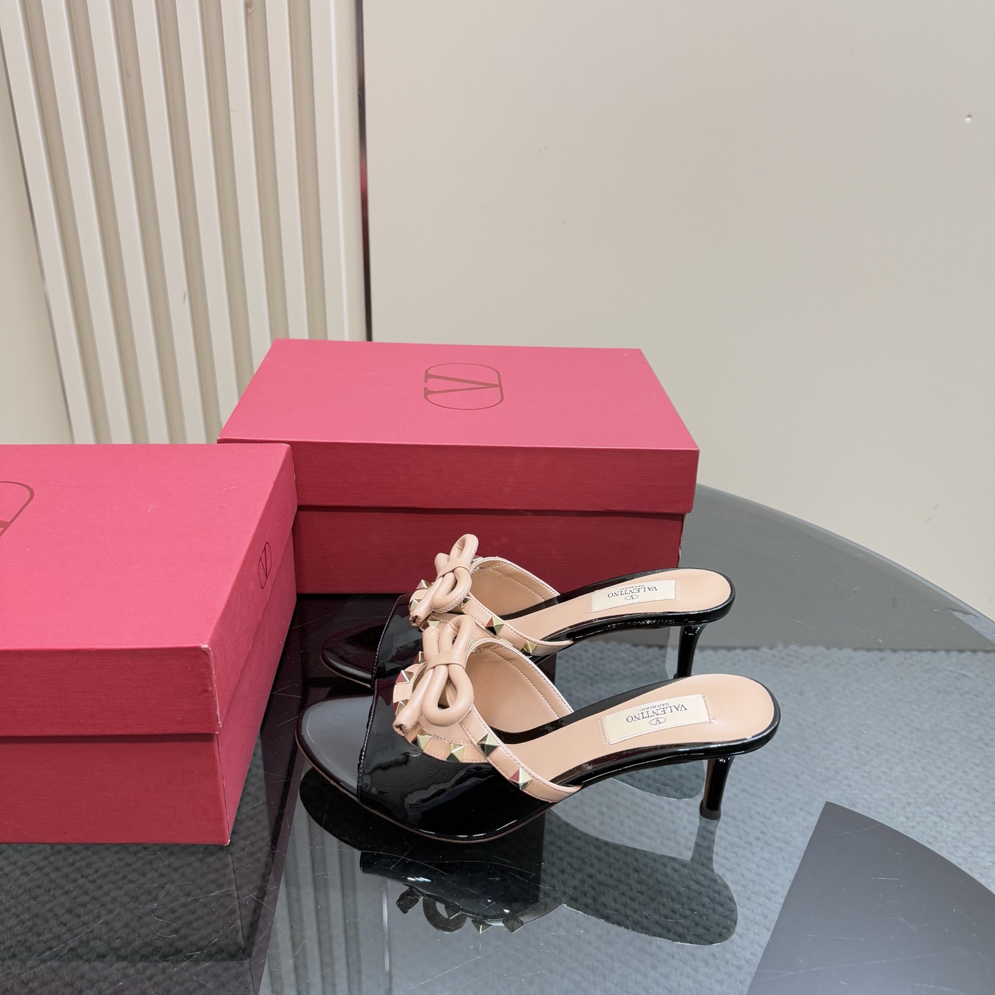 NO:223766,VALEN*TINO ROCKSTUD rivet bow high heel sandals, another perfect design, especially the bow is completely 11 perfect replica (leather bow) is also the finishing touch, showing elegant temperament on the upper, patent leather inner sheepskin, outsole Italian leather outsole, heel height 6cm, size 35-39 (40.41.42 custom made without return or replacement), high heels, valentino, valentino, sandals, high heels, sheepskin, Leather soles19860909VALEN*TINO 华伦ROCKSTUD铆钉蝴蝶结高跟凉鞋,又一完美的设计尤其是蝴蝶结完全11完美复刻（皮蝴蝶结）也是点睛之笔,上脚尽显优雅气质♀♀♀♀♀ 鞋面漆皮 内里羊皮 大底意大利真皮大底 跟高6cm 码数35-39（40.41.42定做不退不换）,高跟鞋,valentino,valentino,sandals,high heels,sheepskin,Leather soles,Women's Shoes