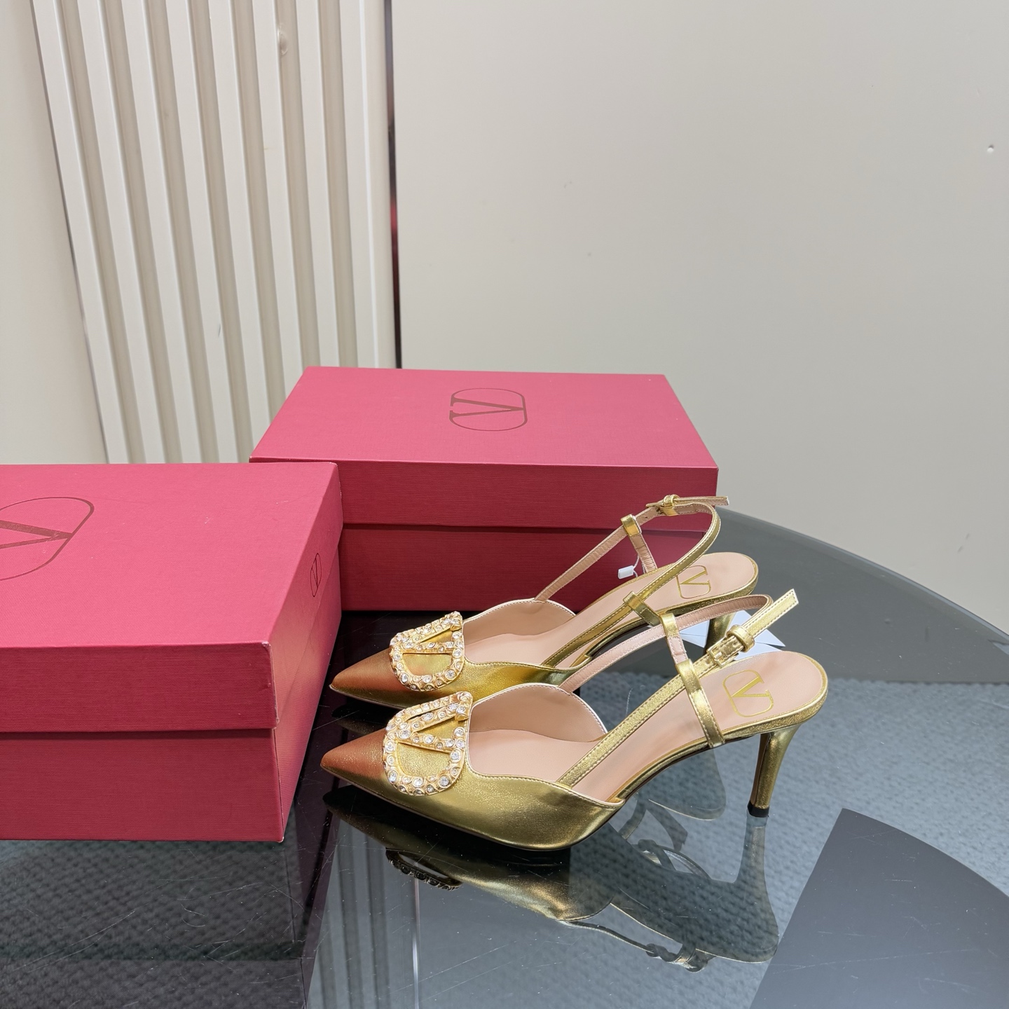 NO:223768,Valentin* Valentin Big V-button sandals, the latest series of counters, 25-year spring and summer new style, the shiny and colorful combination of beauty and gorgeousness, the aura is the only one that is the size 35-39 (34, 40, 41, 42 sizes are not returned or replaced) Heel height 8cm, high heels, valentino, valentino, sandals, high heels19860909Valentin*华伦大V扣凉鞋, 专柜最新系列 25年春夏新款 流光溢彩集美貌与华丽于一体,气场拉满非它莫属 码数35-39（34、40、41、42码不退不换） 跟高8cm,高跟鞋,valentino,valentino,sandals,high heels,Women's Shoes