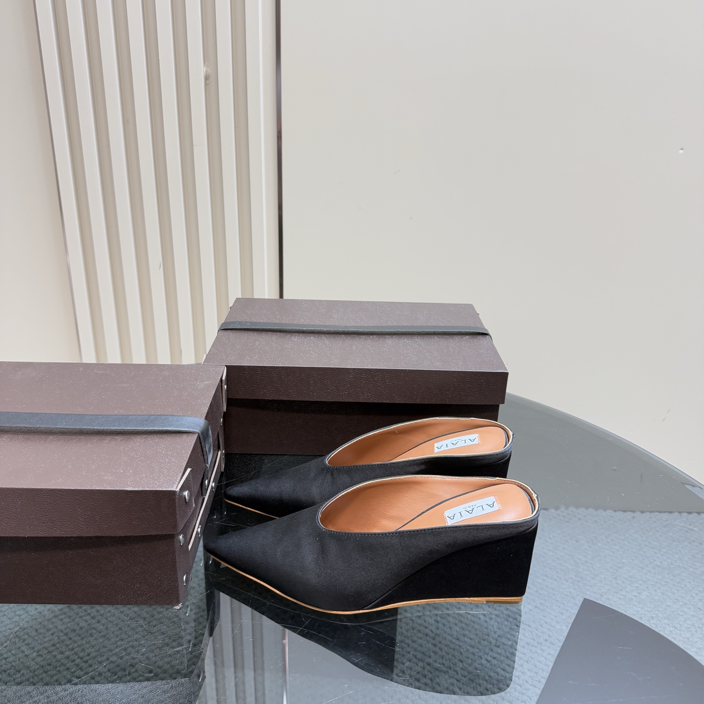 NO:223762,ALAA thick-soled wedge slippers | HIGH LOVE |||ALAA | HIGH LOVE External Internet Dabo This one is made of exquisite heart-shaped decoration. The brand's new sculpture heel, elegant shoe shape, casual, comfortable and fashionable. Overseas bloggers have a pair of silk upper, inner sheepskin sole leather. Size 35-39 (customized for 41.42.43), slippers, slippers, sheepskin, real silk19860909ALAA厚底坡跟拖鞋| HIGH LOVE|||ALAA | HIGH LOVE 外网大博人手一双的 这款采用精美心形装饰搭配 品牌全新的雕塑跟,优雅鞋型 休闲舒适兼备具时髦利落 海外博主人手一双 鞋面真丝 内里羊皮 鞋底真皮 码数35-39（41.42.43定制）,拖鞋,slippers,sheepskin,real silk,Women's Shoes