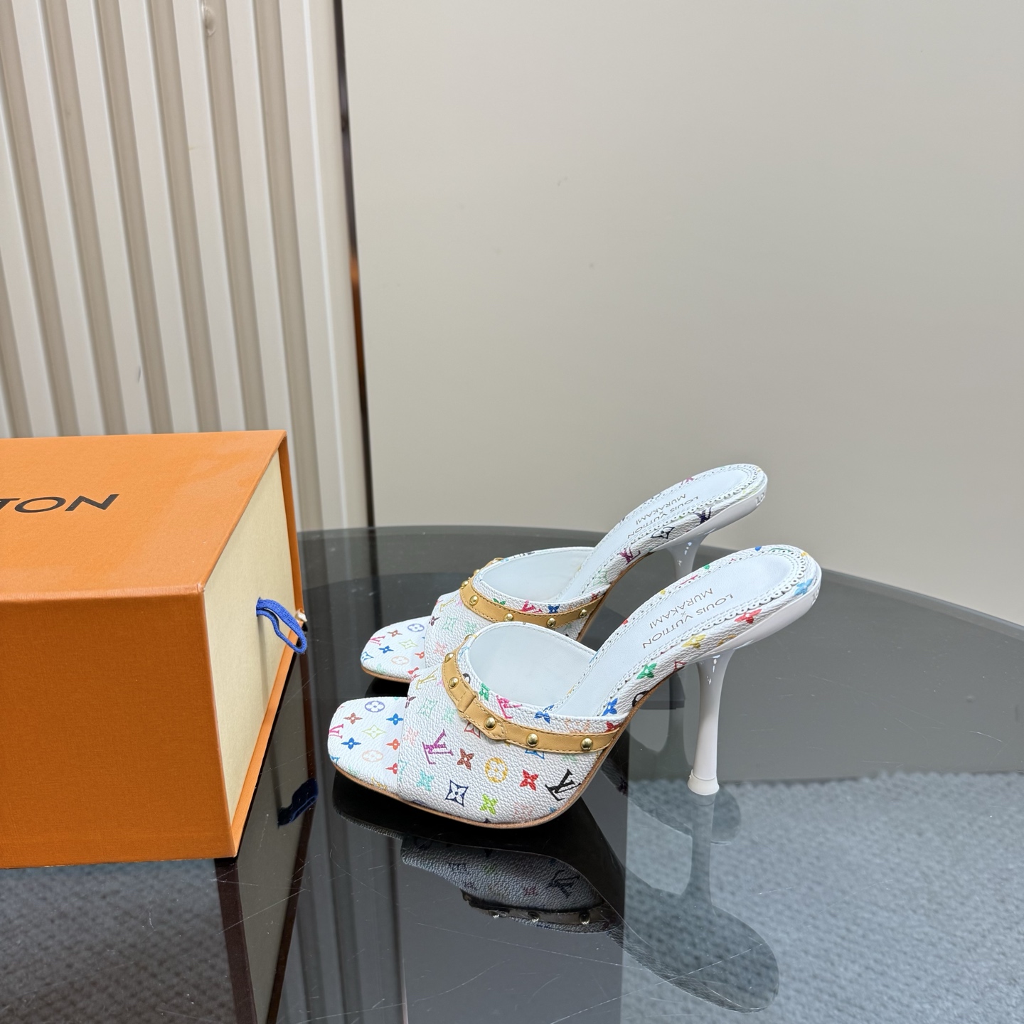 NO:227080,LOUIS VUITTON new model top version original development medieval Vintage retro literature Velvet bow cat heel sandals The latest model in the counter, square toe sandals/single shoes are new, purchasing level!  Full of high-end feeling!  A popular model from domestic and foreign bloggers, retro and fashionable, beautiful!  Official website main model★ Original LV special presbyterian cowhide, imported goat skin inside, outsole original Italian leather outsole, heel height 5cm and 10cm, size 35-39 (34, 40, 41, 42 custom-made, no return or exchange), high heels, louis vuitton, louis vuitton, sandals, high heels, cowhide, sheepskin, Leather soles19860909LOUIS VUITTON新款 顶级版本 原版开发 中古Vintage复古文艺 丝绒蝴蝶结猫跟凉鞋 专柜主打最新款 方头凉鞋/单鞋硬货上新 代购级别！高级感十足！国内外博主刷爆的一款,复古又时髦上脚美炸了！官网主推款★ 鞋面原版LV特殊老花牛皮 内里进口山羊皮里 大底原版意大利真皮大底 跟高5cm和10cm 码数35-39（34、40、41、42定制不退换）,高跟鞋,louis vuitton,louis vuitton,sandals,high heels,cowhide,sheepskin,Leather soles,Women's Shoes