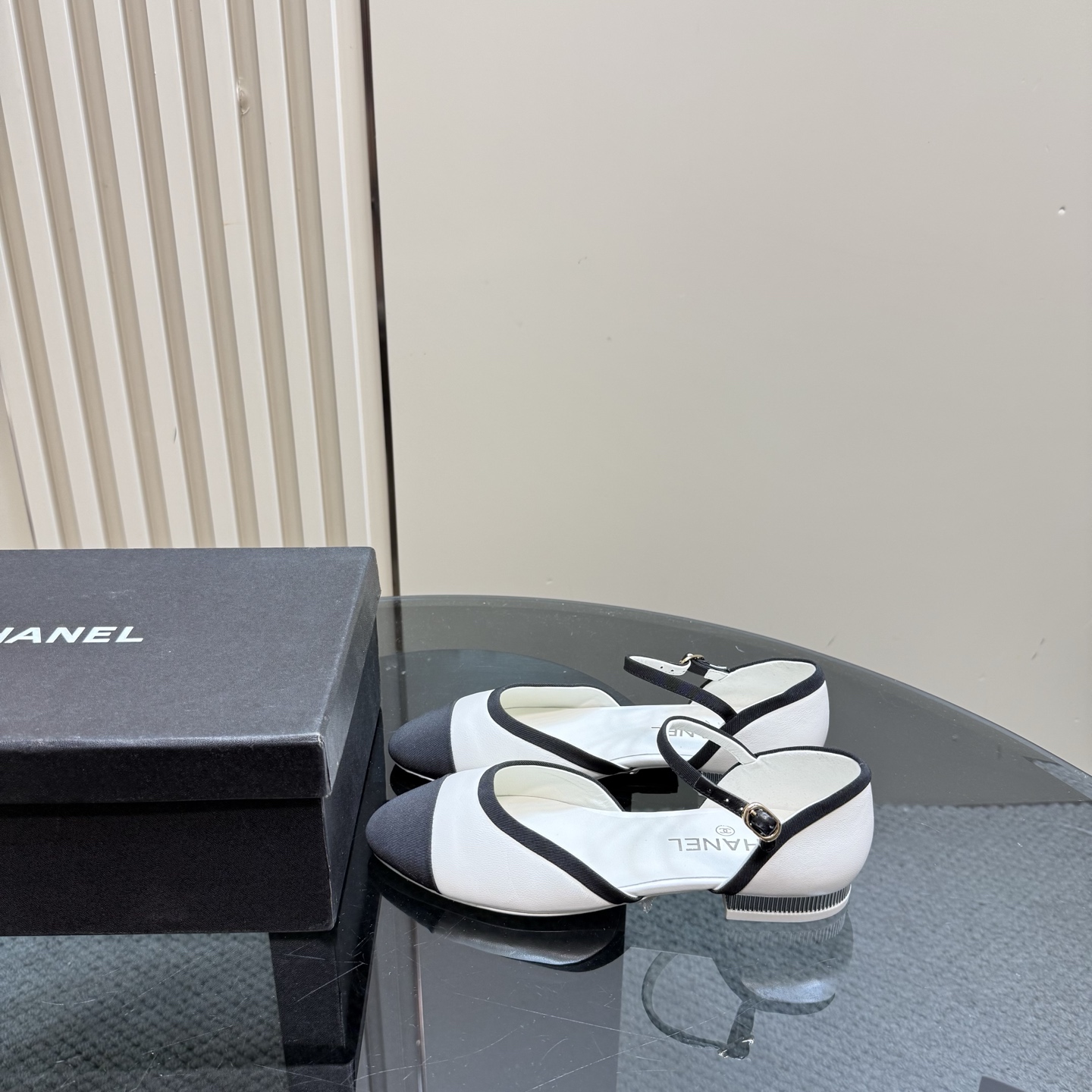 NO:256356,Chanel 25C catwalk Mary Jane single shoes are simple yet sweet and playful!  Three-dimensional electric embroidery logo, solid color fabric is refreshing and easy to match, and it is more hesitant with buttons. Inner sheepskin leather big soles Size: 35-40, Mary Jane, chanel, mary jane, sheepskin, Leather soles19860909Chanel 25C走秀款玛丽珍单鞋 简约又不失甜美俏皮！ 立体电绣logo,纯色面料清爽易搭,搭配扣子更加跟脚.内里羊皮 真皮大底 Size:35-40,玛丽珍,chanel,mary jane,sheepskin,Leather soles,Women's Shoes