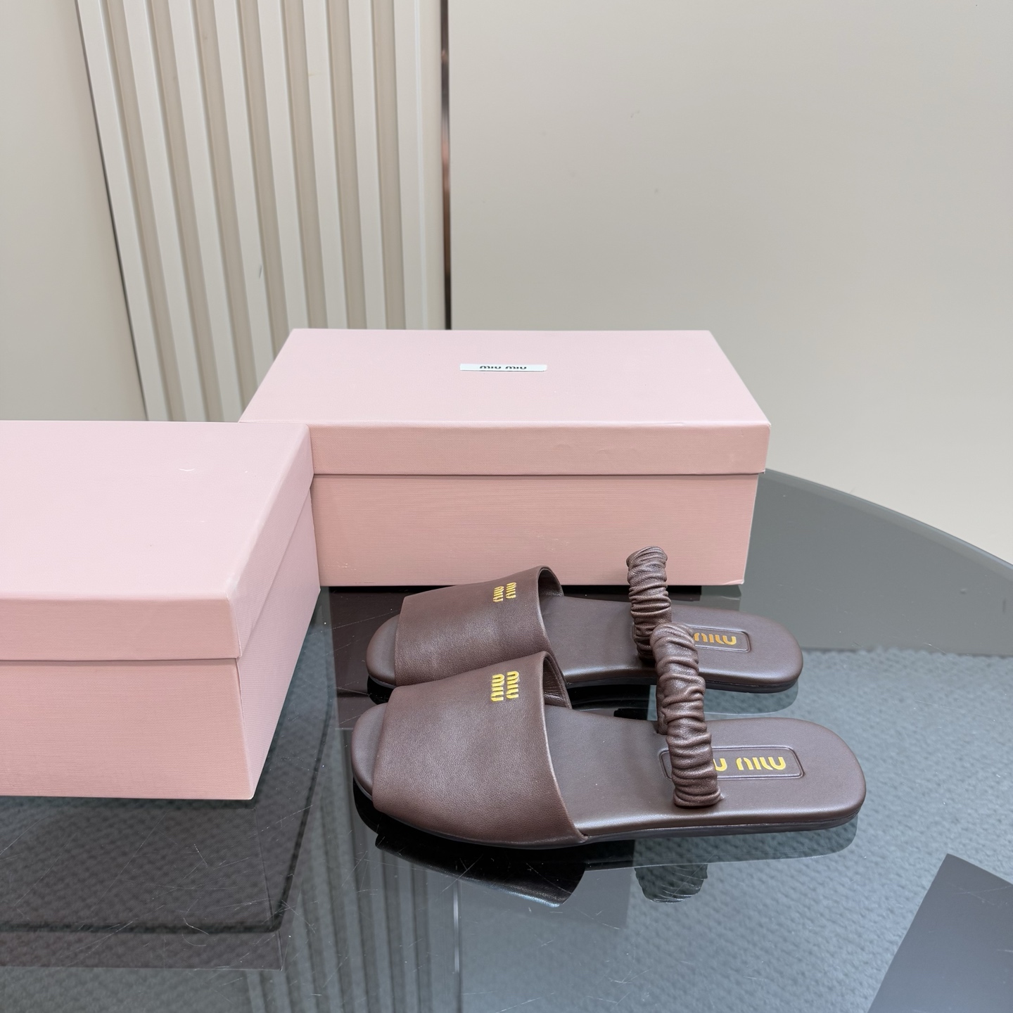 NO:256333,The highest version u popular catwalk models appear on the covers of major fashion magazines. Celebrities, Zhang Yuanying and other celebrities will try on and order what you see, what you get and close your eyes and you won't regret it. The combination is still salty or sweet (ZP developed shoe shape, hardware, customized color) Custom imported calfskin with upper custom imported sheepskin with inner original rubber outsole size 35-39 (40 customized) (full package), slippers, slippers, cowhide, sheepskin19860909最高版本 u大热走秀款出现在各大时装杂志封面·各路明星、张元英等各路明星订货会试穿订购所见即所得闭眼入都是不会后悔·搭配还是可咸可甜（ZP开发鞋型、五金、订制颜色） 鞋面定制进口小牛皮 内里定制进口绵羊皮 鞋底原版橡胶大底 码数35-39 (40定做)（全套包装）,拖鞋,slippers,cowhide,sheepskin,Women's Shoes