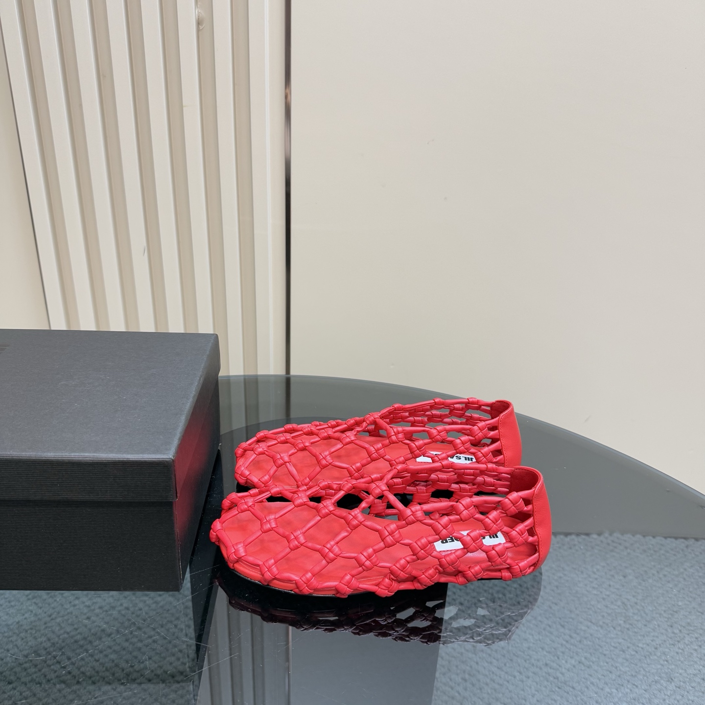 NO:256328,*25 Spring and Summer Latest Braided Leather Net Sandals·Jennie Concerts Used·Ordering Super Jue You won't regret it when you close your eyes, and you will not regret it. It can be salty or sweet (ZP custom made real medium and large sole) Customized imported calfskin sole ZP open molded sole Black, white, red, brown Size 35-39 (40 can be customized without return) (full package), ballet shoes, sandals, cowhide19860909*25春夏最新编织皮网凉鞋·jennie演唱会着用·订购火爆超级jue闭眼入都是不会后悔·搭配还是可咸可甜（ZP订制真正对版中大底） 鞋面定制进口小牛皮 鞋底ZP开模大底 颜色黑、白、红、棕 码数35-39 (40可定做不退换)（全套包装）,芭蕾舞鞋,sandals,cowhide,Women's Shoes