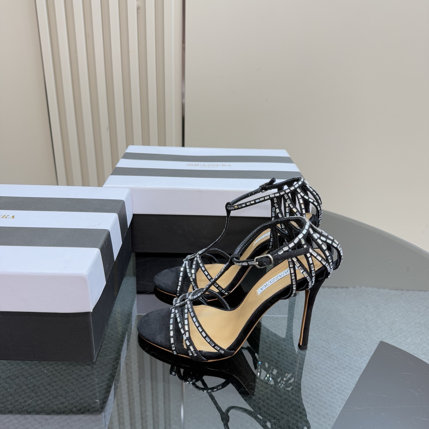 NO:256298,AQUAZZURA large pineapple rhinestone high heel sandals are super elegant on their feet, both simple and fashionable, so shining and beautiful, and beautiful to a new level!  Cross design, full of fashion sense. Big bloggers from all walks of life have put on their feet. ZP develops and customizes the correct fabric. Height 10cm. Original mirror of material, silk rhinestones. Sticky sheepskin. Imported leather soles. Size 35–42 (35, 41, 42 can be customized). Complete packaging. Diamond-free. Diamond, high heels, sheepskin, real silk, Leather soles.19860909AQUAZZURA大菠萝水钻高跟凉鞋 上脚超级有气质· 既简洁又时髦 太闪太美啦 美出出新高度！ 交叉设计,时尚感满满 各路大博主都纷纷上脚 ZP开发、订制正确面料 高度10cm 材料原版镜面,真丝水钻 垫脚羊皮 鞋底进口真皮大底 码数35–42（35、41、42可定做） 包装全套原版包装 无钻 有钻,高跟鞋,sandals,high heels,sheepskin,real silk,Leather soles,Women's Shoes