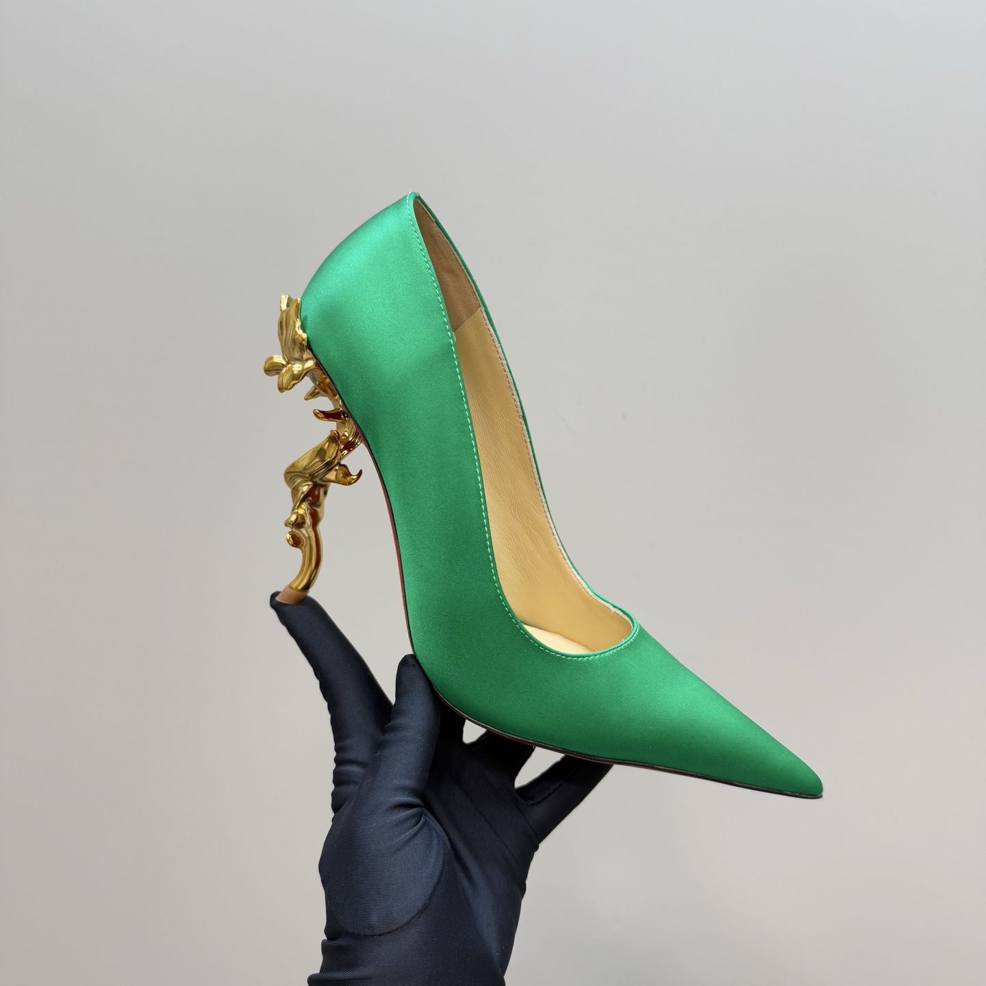 NO:562895,Top version of Christian Louboutin 2025 Spring and Summer. Yang Mi, the global brand spokesperson of Louboutin, wears the Christian Louboutin 2025 Spring and Summer series. Gorgeous pace and frank posture, starting a new journey. The golden heel is like a branch, and the irregular shape shows the beauty of sculptural art. A limited edition, a beautiful collection. The upper is silk, patent leather. The inner lining is sheepskin. The outsole is full genuine leather red sole.  Size 35-42 (40.41.42 customized) silk, high heels, high heels, sheepskin, real silk19860909顶级版本 Christian Louboutin 2025春夏 路铂廷全球品牌代言人杨幂穿着Christian Louboutin 2025春夏系列 华美步调、率性身姿,开启全新路途.金色鞋跟似枝条缠绕,不规则形状展现雕塑艺术之美,限量作品,绝美收藏 鞋面真丝,漆皮 内里垫脚羊皮 大底全真皮红底 码数35-42(40.41.42定做） 真丝,高跟鞋单鞋,high heels,sheepskin,real silk,Women's Shoes