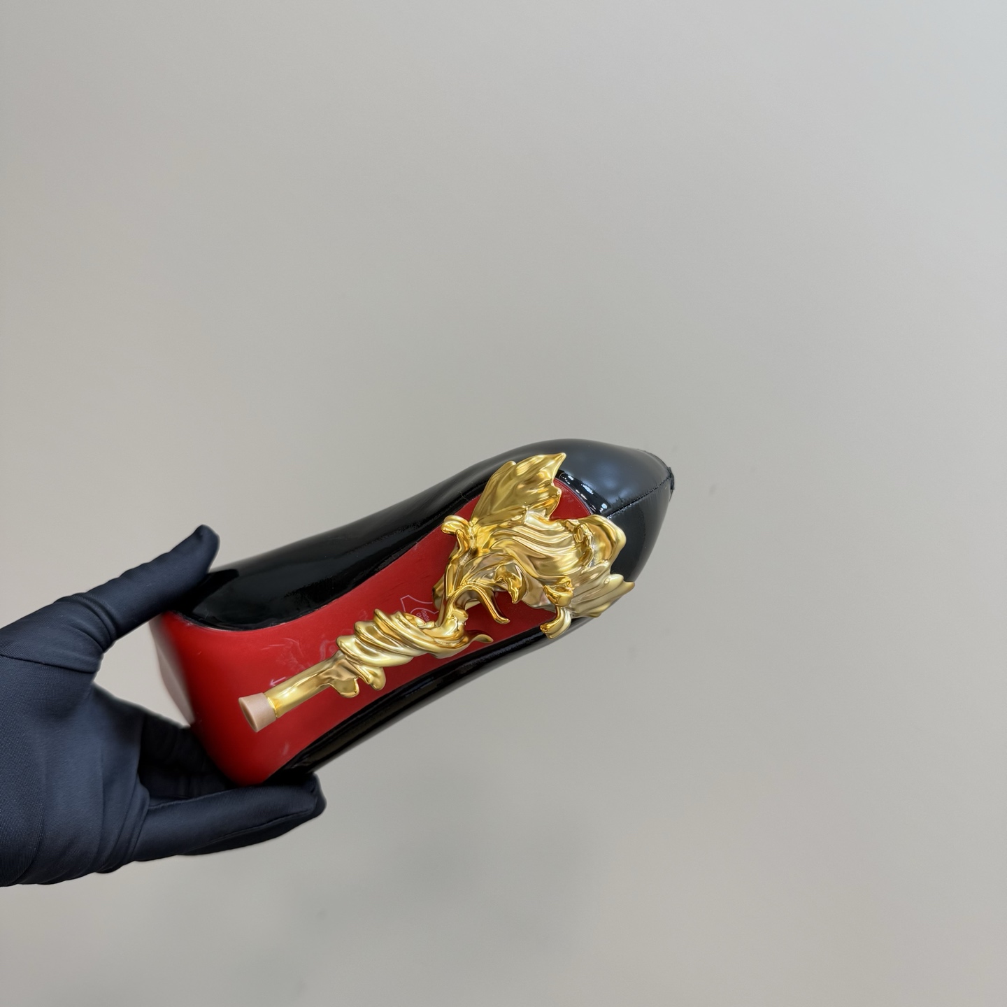 Christian Louboutin 2025 Spring/Summer Black Patent Leather Pumps with Sculptural Heel 10 i1743376016680 3571 0 8