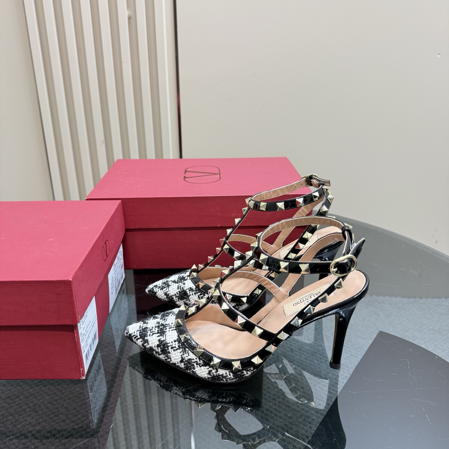 NO:259293,Valentino classic rivet pointed sandals new color phoenix tail flower lace series, a series of original versions purchased in the counter, top replica, welcome to compare, the stall has the absolute highest quality, instantly sold market goods 1 original mold opening exclusive color mix, original method CNC roller line, line pinhole is more perfect 2 inner lining uses the same mixed-bred sheepskin as the original product, (the inner lining is a whole picture, no splicing is rejected market splicing, 3 large soles, the latest color matching logo letters imported Italian genuine leather sole, perfect 4 sizes 35-39 Custom made 34.40.41.42 Original packaging matching 5 heels 6.5cm three-ring strap. 10cm two-ring strap. It is available for a long time, the picture above is sold well, high heels, high heels, sheepskin19860909华伦天奴经典铆钉尖头凉鞋新色凤尾花蕾丝格系列 专柜一系列原版购入 顶级复刻 欢迎对比 档口有正品绝对最高品质,秒杀市场货 1原版开模独家颜色调配,原版做法数控罗拉车线,线条针孔更完美 2内里采用跟正品一致混种羊皮,（内里是一整张 无拼接拒绝市场拼接内里 3大底 面最新配色logo字母的进口意大利真皮底 定型完美 4码数35-39 定做34.40.41.42 原版包装配套 5跟高6.5cm三环带子.10cm两环带子. 长期有货,上图大卖,高跟鞋凉鞋,valentino,sandals,high heels,sheepskin,Women's Shoes