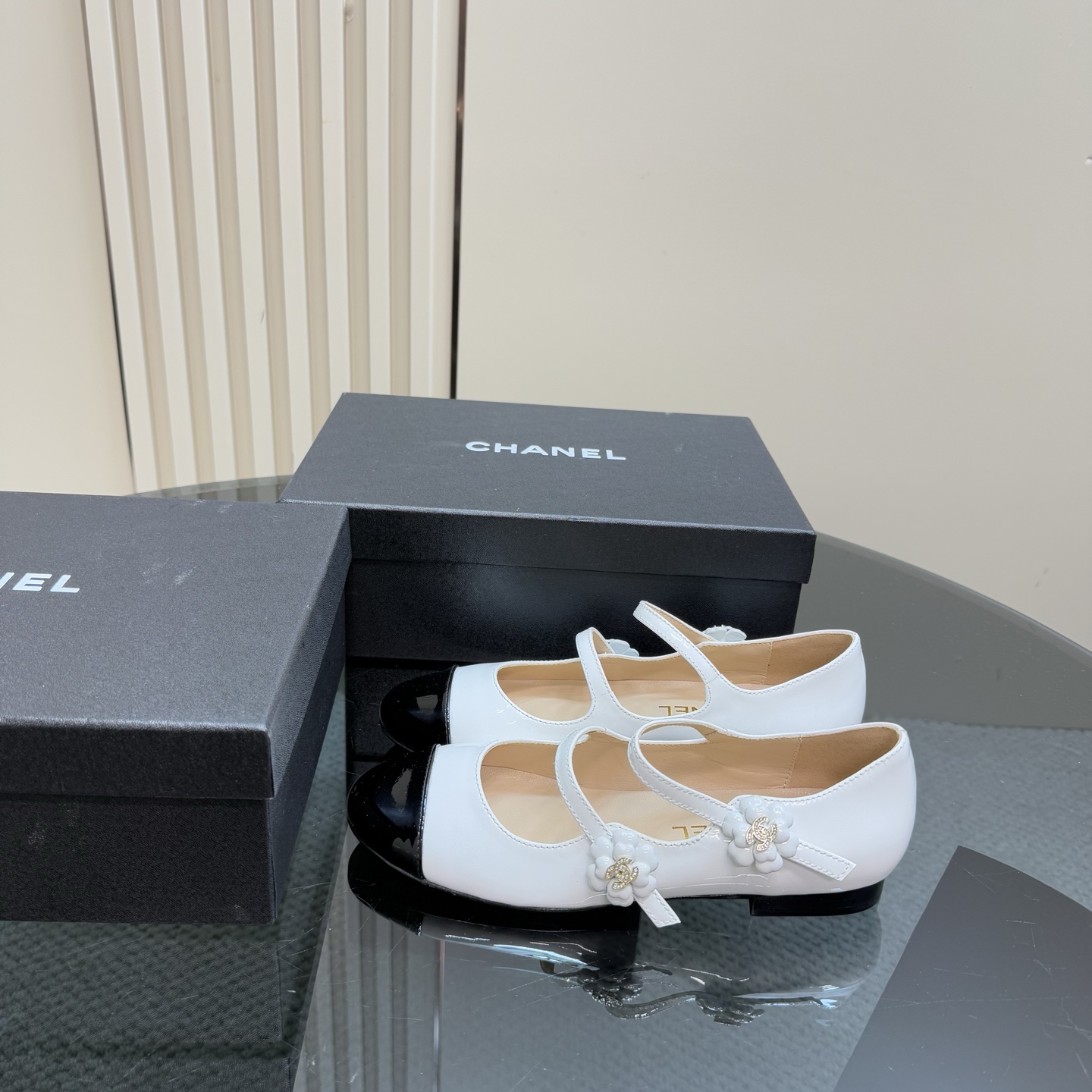 NO:259291,Chanel 25C catwalk Mary Jane single shoes are simple yet sweet and playful!  Three-dimensional electric embroidery logo, solid color fabric is refreshing and easy to match, and it is more hesitant with buttons. Inner sheepskin leather sole Size: 35-40 (customized for 40), single shoes Mary Jane, chanel, mary jane, sheepskin, Leather soles19860909Chanel 25C走秀款玛丽珍单鞋 简约又不失甜美俏皮！ 立体电绣logo,纯色面料清爽易搭,搭配扣子更加跟脚.内里羊皮 真皮大底 Size:35-40(40定做）,单鞋玛丽珍,chanel,mary jane,sheepskin,Leather soles,Women's Shoes