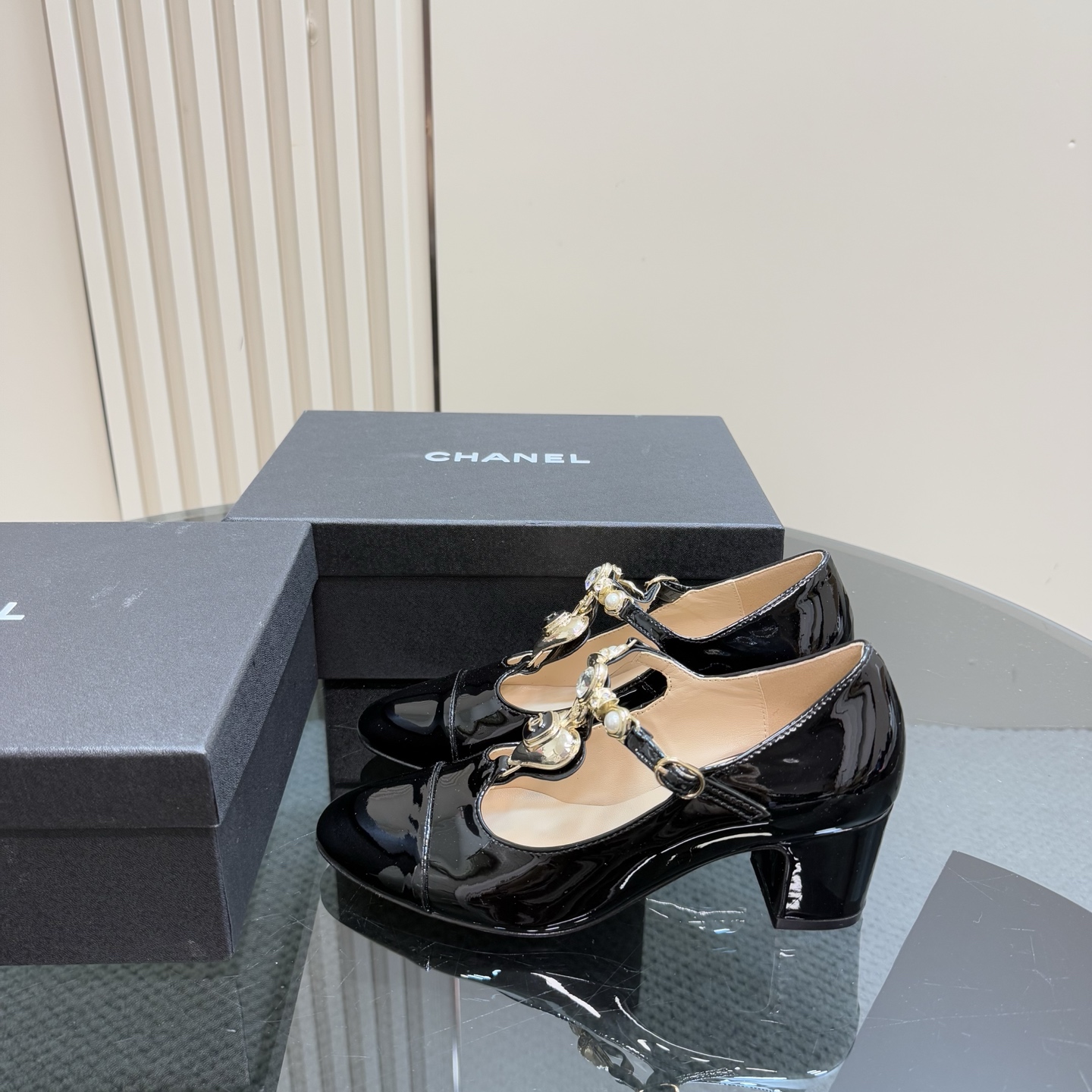 NO:259289,Chanel 25C catwalk Mary Jane single shoes are simple yet sweet and playful!  Three-dimensional electric embroidery logo, solid color fabric is refreshing and easy to match, and it is more heeled with buttons. Upper patent leather inner sheepskin leather outsole Size: 35-40 (customized for 40), single shoes Mary Jane, chanel, mary jane, sheepskin, Leather soles19860909Chanel 25C走秀款玛丽珍单鞋 简约又不失甜美俏皮！ 立体电绣logo,纯色面料清爽易搭,搭配扣子更加跟脚.鞋面漆皮 内里羊皮 真皮大底 Size:35-40(40定做）,单鞋玛丽珍,chanel,mary jane,sheepskin,Leather soles,Women's Shoes