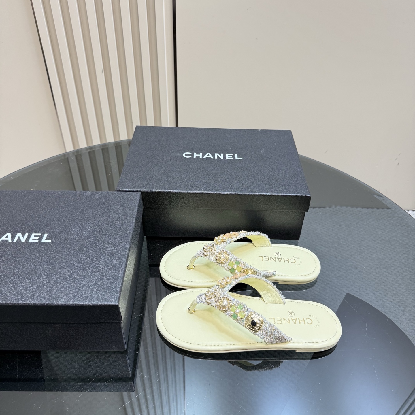 NO:259287,Chanel 25 pairs of C-button slippers are simple yet sweet and playful!  Three-dimensional electric embroidery logo, solid color fabric is refreshing and easy to match, with buttons and heels, inner sheepskin, genuine leather soles Size: 35-40 (customized for 40), split-toe shoes, chanel, slippers, sheepskin, Leather soles19860909Chanel 25双c扣拖鞋 简约又不失甜美俏皮！ 立体电绣logo,纯色面料清爽易搭,搭配扣子更加跟脚,内里羊皮 真皮大底 Size:35-40(40定做）,分趾鞋,chanel,slippers,sheepskin,Leather soles,Women's Shoes