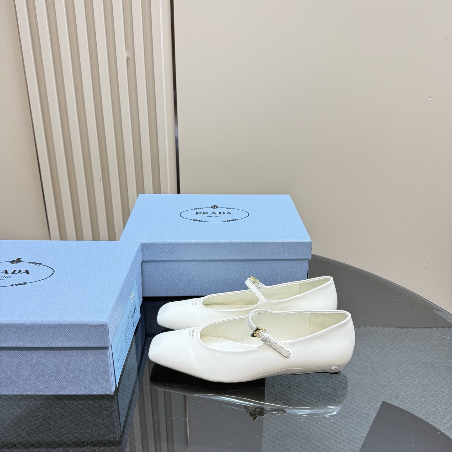 NO:259279,Top version of prada/Prada 25ss new product, sow nose, Marie Jane shoes, minimalist style, simple and high-end, letter logo embellishment, relaxed and fashionable atmosphere, original custom fabric, inner foot pads are all mixed-bred sheepskin, imported cowhide, Italian cowhide, size 35-39 (customized by 40/41) (with original aircraft box), semi-slide sandals, prada, prada, sandals, mary jane, cowhide, sheepskin19860909顶级版本 prada/普拉达25ss新品 字母猪鼻子玛丽珍鞋 简约主义风格 简单高级 字母logo点缀 轻松get时髦气息 面料原版定制材质 内里垫脚均为混种羊皮 意大利进口牛皮大底 size 35-39（40/41定制）（配原版飞机盒）,半拖凉鞋,prada,prada,sandals,mary jane,cowhide,sheepskin,Women's Shoes