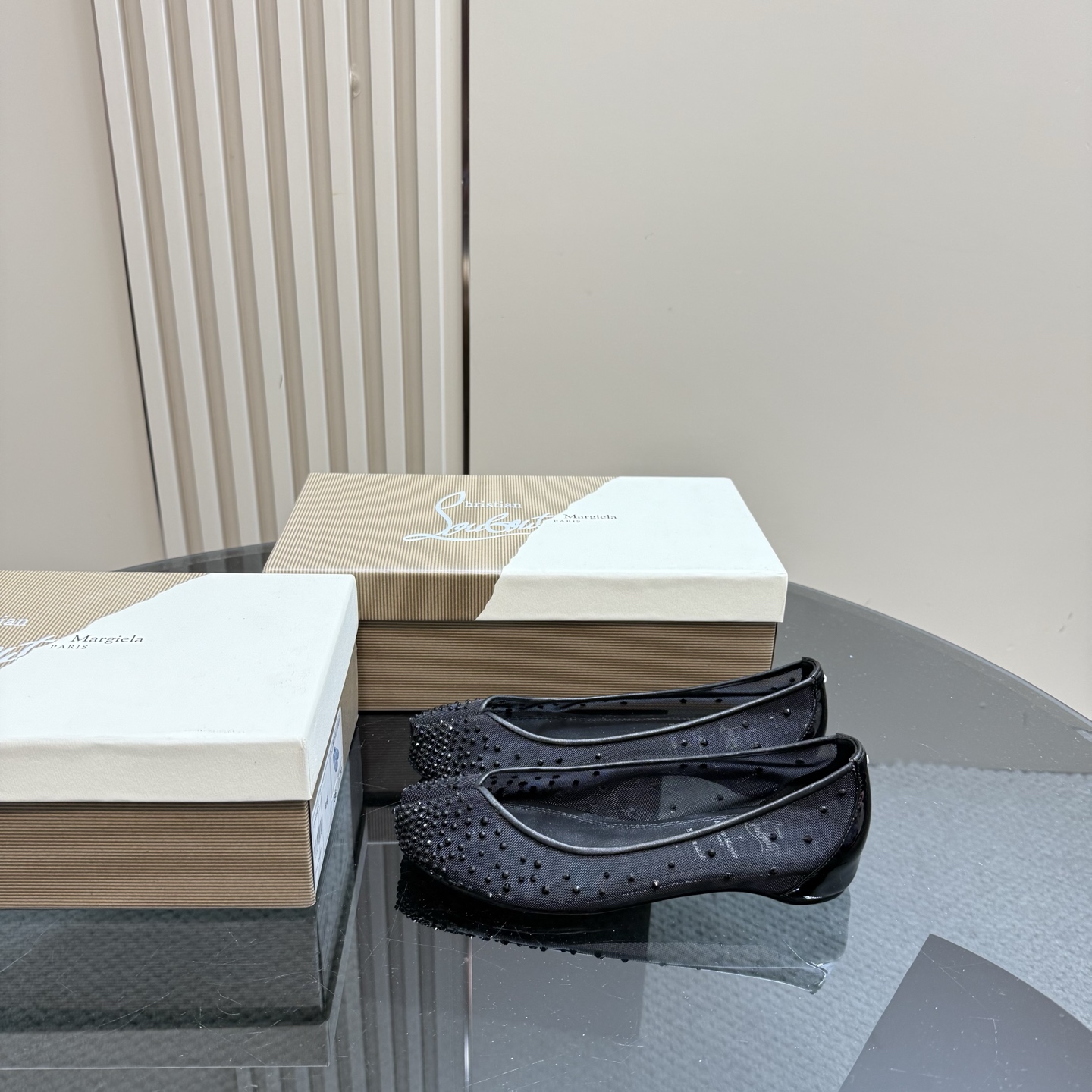 NO:259271,Margiela x Christian Louboutin This new wave of spring is quite provoking me. The combination of tabi and sharp and fashionable CL is very cute. Wear a set of Outfits that I think will match. Upper patent leather, mesh diamond, inner lining: sheepskin, outsole rubber sole, size 35-41 (custom made of 40.41), split-toe shoes, christian louboutin, tom ford, sheepskin19860909Margiela x Christian Louboutin 这波春来乍到的联名还挺戳我的 把tabi和锐利时髦的CL融合的很嗲 穿了一套觉得会很配的Outfit去 鞋面漆皮,网钻 内里:羊皮 大底橡胶底 码数35-41(40.41定做),分趾鞋,christian louboutin,tom ford,sheepskin,Women's Shoes