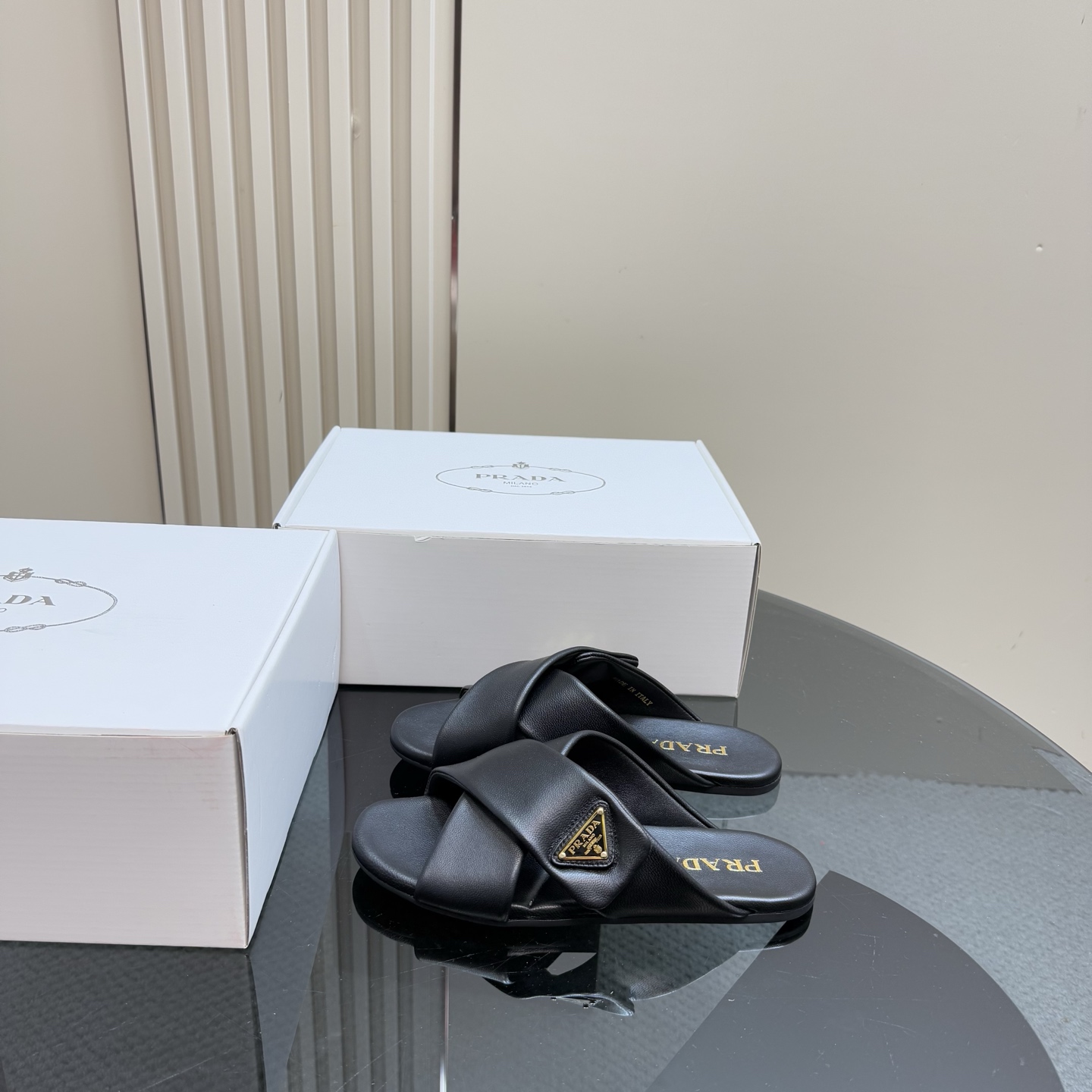 NO:259268,(Add 10 airplane box) Prada/Prada's classic spring and summer new product, triangle cross slippers, the most valuable simple item to buy in summer, slippers with high-end aura, are also very easy to control, very comfortable and easy to wear!  Go material The upper is imported lambskin, the inner lining is customized sheepskin, the original mold-open custom anti-slip sole Size35-39 (customized by 40/41), slippers, prada, prada, slippers, sheepskin19860909（加飞机盒10） Prada/普拉达经典春夏新品 三角标交叉拖鞋 夏天最值得入手的简约单品 自带高级气场的拖鞋 也非常容易驾驭非常舒适好穿！ Go 材质 鞋面采用进口小羊皮 内里采用定制羊皮  原版开模定制防滑大底 Size35-39（40/41定制）,拖鞋,prada,prada,slippers,sheepskin,Women's Shoes