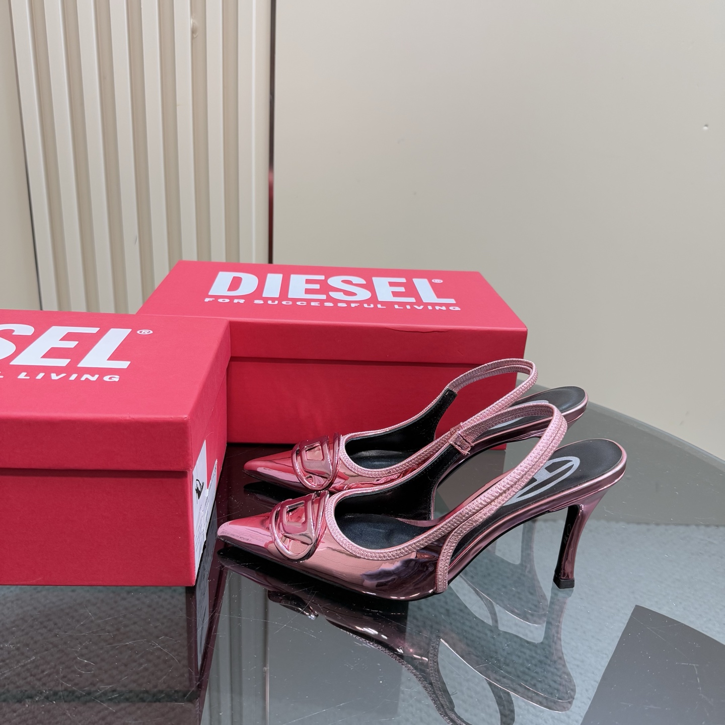 NO:259262,The highest version DIESEL is not only a fashion clothing brand, it also represents a lifestyle. The new spring and summer product Diesel rear elastic pointed high heels. The F/W23 Sexiest Shoes Award was awarded to DIESEL and debuted at Milan Fashion Week. It can be said that the scene is exciting and Dlog high heels shine!  One shoe is hard to find. The new product in the new season is extremely eye-catching. Beautiful Diesel high heels DIESEL Exclusive brand recognition original mold opening hardware. Smooth lines, elegant style, must-have for everyone. Upper top layer ox, Greet, mesh, patent leather inner sheepskin footbed sheepskin original custom leather sole size 35-39 (40.41.42 order) Heel height 8.5cm Packaging Diesel original packaging, sandals, sandals, high heels, sheepskin19860909最高版 DIESEL不仅是时尚服饰品牌 它更代表一种生活方式 春夏新品Diesel后弹力尖头高跟鞋 F/W23最性感鞋子大奖颁给DIESEL 亮相米兰时装周  可以说现场状况精彩不断 Dlog高跟鞋大放异彩！一鞋难求 新一季的新品无比抢眼 绝美Diesel高跟鞋 DIESEL 独家品牌辨识度的原版开模五金 流畅的线条,优雅版型,人手必备 鞋面头层胎牛,格力特,网纱,漆皮 内里绵羊皮 垫脚羊皮 鞋底原版定制真皮鞋底 码数35-39（40.41.42订） 跟高8.5cm 包装Diesel原版包装,凉鞋,sandals,high heels,sheepskin,Women's Shoes