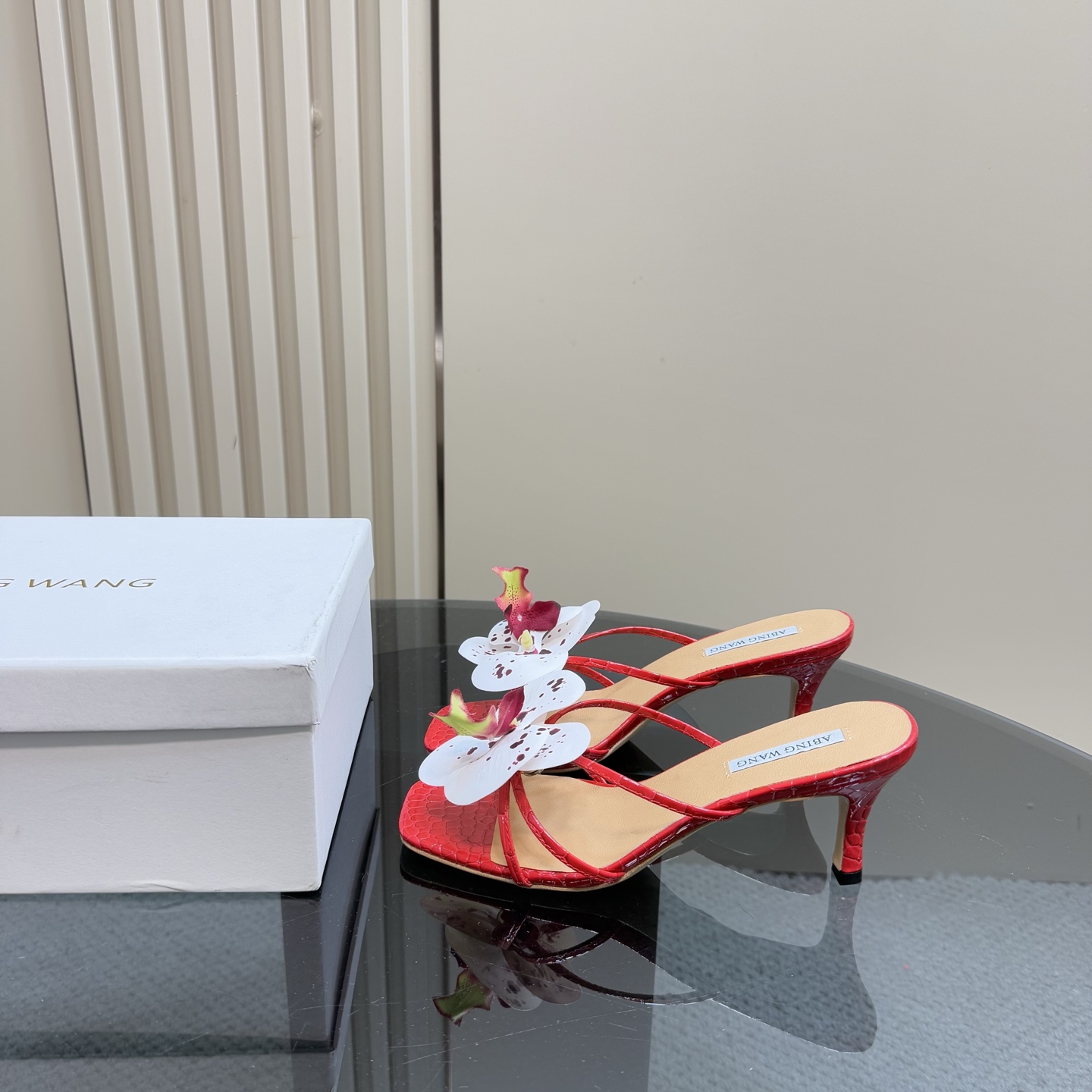 NO:260325,Original by ABING WANG, a variety of handmade flower open-toed slippers and high heels from Thailand have launched this item that exudes charming charm. Beautiful torture instruments are made of silk, cowhide, fabric. Sole genuine leather upper cowhide. Size 35-43 (41, 42, 43 to be customized), high heels, slippers, cowhide, real silk19860909ABING WANG原创 泰国设计师多款手工花朵露趾拖鞋高跟鞋 推出了这款散发着迷人魅力的单品.美丽刑具,它以真丝,牛皮,面料制作 鞋底真皮 鞋面牛皮 码数35-43(41,42,43需定做),高跟鞋,high heels,slippers,cowhide,real silk,Women's Shoes