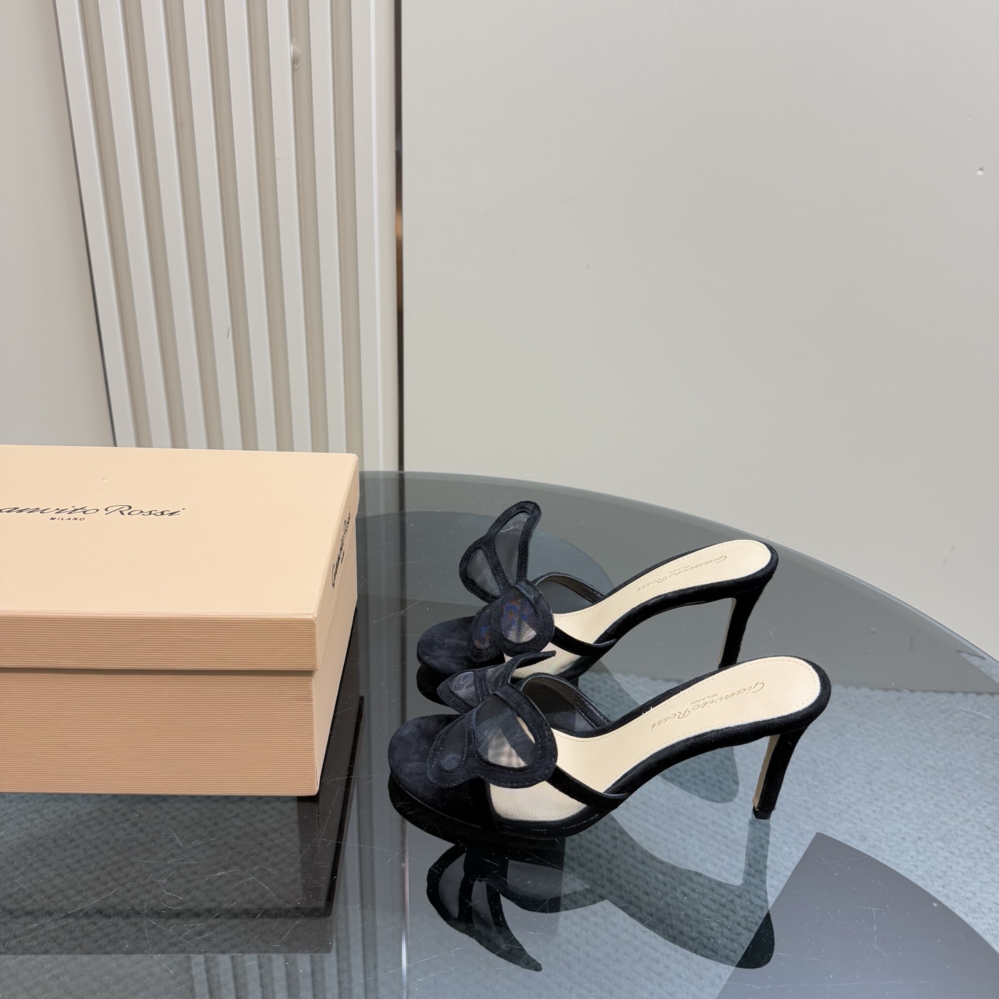 NO:260327,Top version Gianvit* Ross*2025 early spring counter synchronizes new mesh bow semi-slipper sandals. A single item that is delicate and elegant and elegant. This New Year is worth buying. Mesh diamonds have modern and elegant style and full of femininity, allowing you to show your fashionable personality in comfort. Upper Yangjing, inner lining and foot pads, comfortable and versatile, outsole genuine leather sole, size 35-43 (40, 41, 42, 43 customized, non-return and exchange), high heels, sandals, high heels, sheepskin, sheep19860909顶级版本 Gianvit* Ross*2025早春专柜同步新款网纱蝴蝶结半拖凉鞋 娇气又不失气质优雅的一款单品这个新春值得入手 网纱钻 元素现代优雅风格,女人味十足 让您在舒适中彰显时尚性格. 鞋面羊京 内里羊皮内里及垫脚 舒适百搭 大底真皮底 码数35-43（40、41、42、43定制不退换）,高跟鞋,sandals,high heels,sheepskin,sheep,Women's Shoes