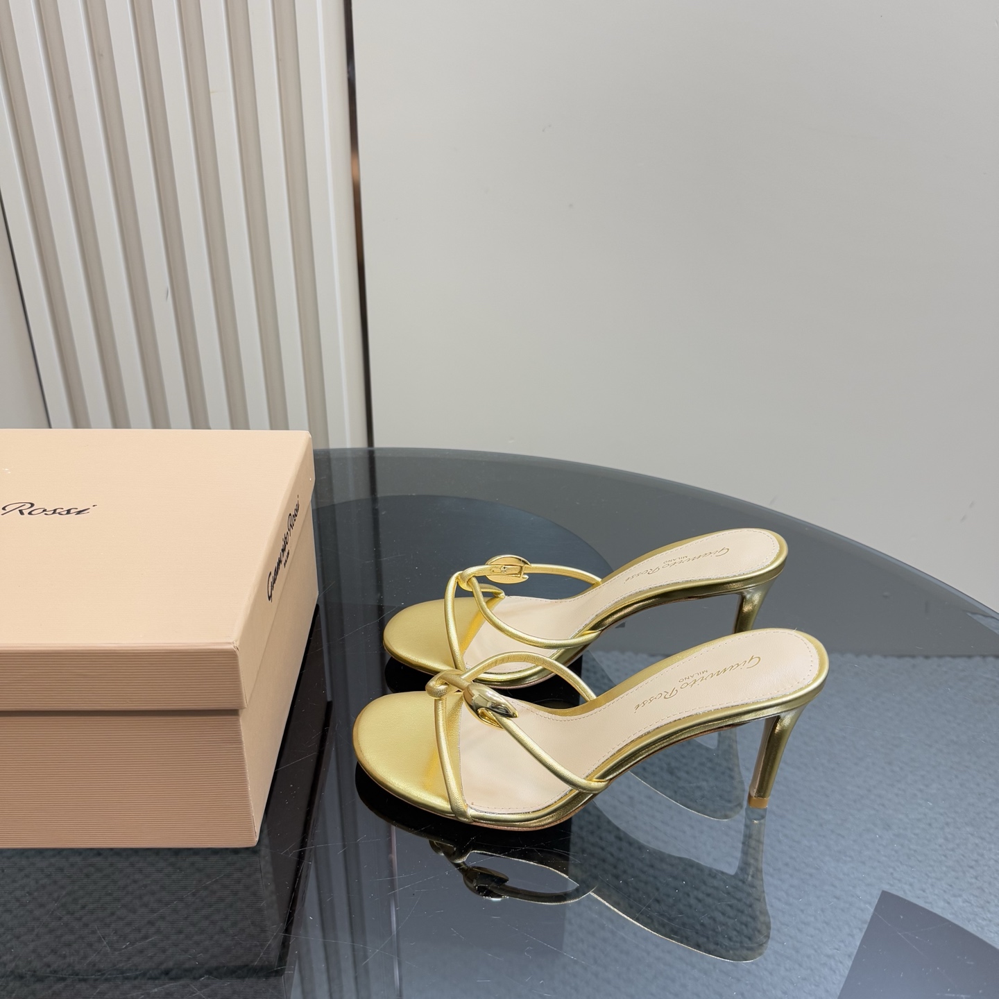 NO:260329,Top version Gianvit* Ross*2025 early spring counter synchronizes new mesh bow semi-slipper sandals. A delicate and elegant item worth buying this New Year. Mesh diamonds have modern and elegant style and full of femininity, allowing you to show your fashionable personality in comfort. Upper patent leather inner sheepskin outsole genuine leather sole size 35-42 (40, 41, 42 custom-made non-return and exchange), high heels, sandals, high heels, sheepskin19860909顶级版本 Gianvit* Ross*2025早春专柜同步新款网纱蝴蝶结半拖凉鞋 娇气又不失气质优雅的一款单品这个新春值得入手 网纱钻 元素现代优雅风格,女人味十足 让您在舒适中彰显时尚性格. 鞋面漆皮 内里羊皮 大底真皮底 码数35-42（40、41、42定制不退换）,高跟鞋,sandals,high heels,sheepskin,Women's Shoes