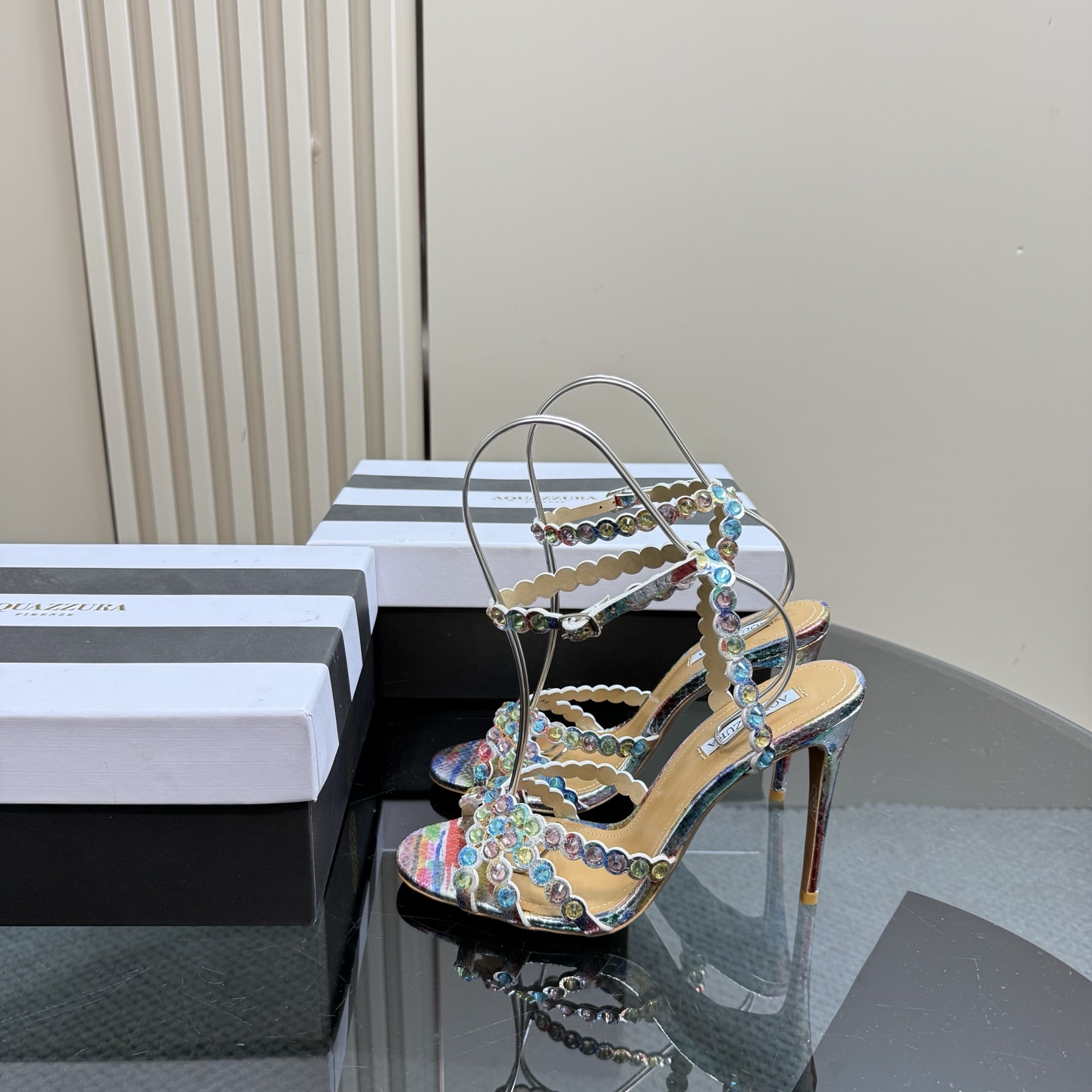 NO:260333,The highest version of AQUAZZURA big pineapple high heels, the latest 2025 spring and summer rhinestone decorative sandals, super elegant on the feet, both simple and fashionable, too shining and beautiful, beautiful at a new level!  Cross design, full of fashion, simple style, full diamond and string design, major bloggers from all walks of life have put on the game ZP development and customized correct fabrics, matched with super flash, new upgraded 5A-level Aoji diamonds, height 10cm, imported material imported cowhide, imported leather soles, rhinestones, original one-to-one-sized custom Australian diamonds, size 35-39 (35.40.41.42.43 can be customized) Packaging full set of original packaging, high heels, sandals, high heels, cowhide, Leather soles19860909最高版 AQUAZZURA大菠萝高跟鞋 2025春夏最新款水钻装饰凉鞋 上脚超级有气质· 既简洁又时髦 太闪太美啦 美出出新高度！ 交叉设计,时尚感满满 简约版型,满钻串休设计 各路大博主都纷纷上脚 ZP开发、订制正确面料 搭配超闪全新升级5A级奥钻 高度10cm 材料进口牛皮 鞋底进口真皮大底 水钻原版一比一定制澳钻 码数35-39（35.40.41.42.43可定做） 包装全套原版包装,高跟鞋,sandals,high heels,cowhide,Leather soles,Women's Shoes