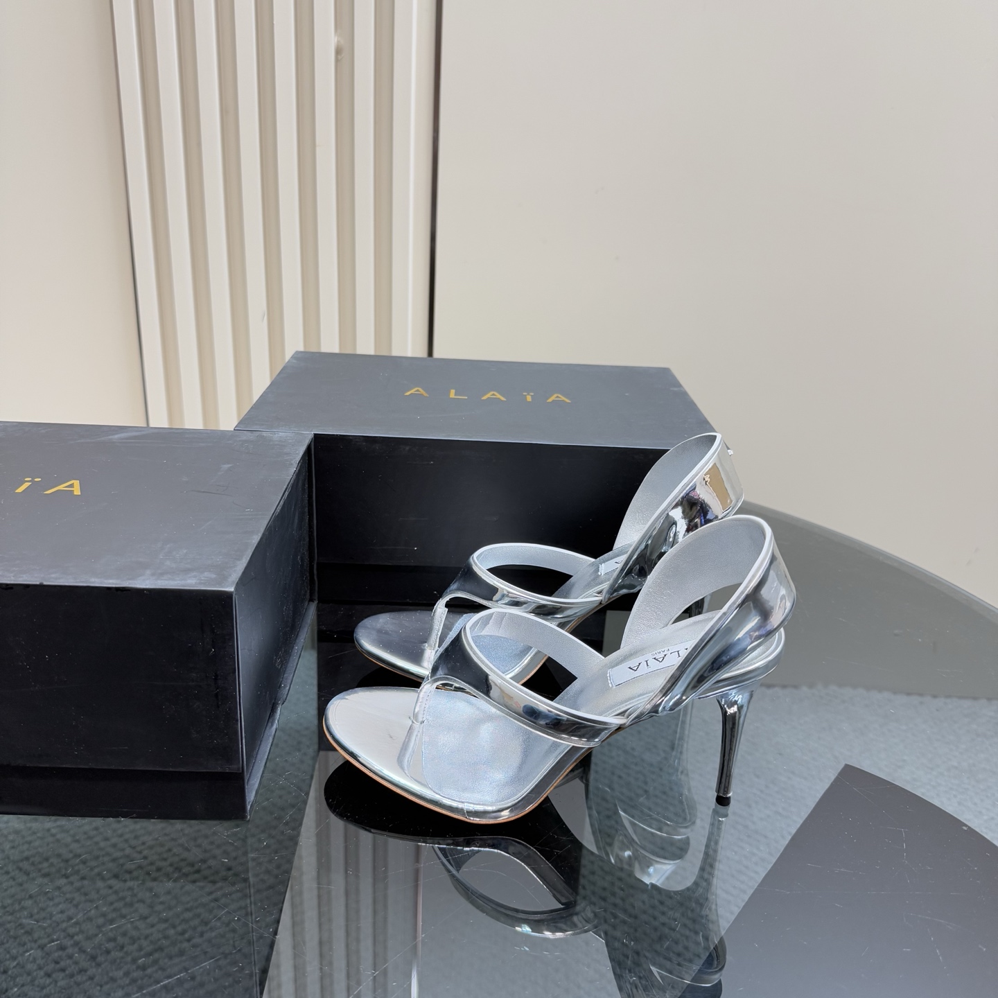 NO:260334,ALAA Triangle Sandals | HIGH LOVE |||ALAA | HIGH LOVE External Network Dabo This one is made of exquisite heart-shaped decoration. The brand’s brand new sculpture heels, elegant shoe shapes, casual, comfortable and fashionable. Overseas bloggers have a pair of upper patent leather, inner sheepskin, sole genuine leather, size 35-39 (customized for 41.42.43), high heels, sandals, high heels, sheepskin19860909ALAA三角凉鞋| HIGH LOVE|||ALAA | HIGH LOVE 外网大博人手一双的 这款采用精美心形装饰搭配 品牌全新的雕塑跟,优雅鞋型 休闲舒适兼备具时髦利落 海外博主人手一双 鞋面漆皮 内里羊皮 鞋底真皮 码数35-39（41.42.43定制）,高跟鞋,sandals,high heels,sheepskin,Women's Shoes