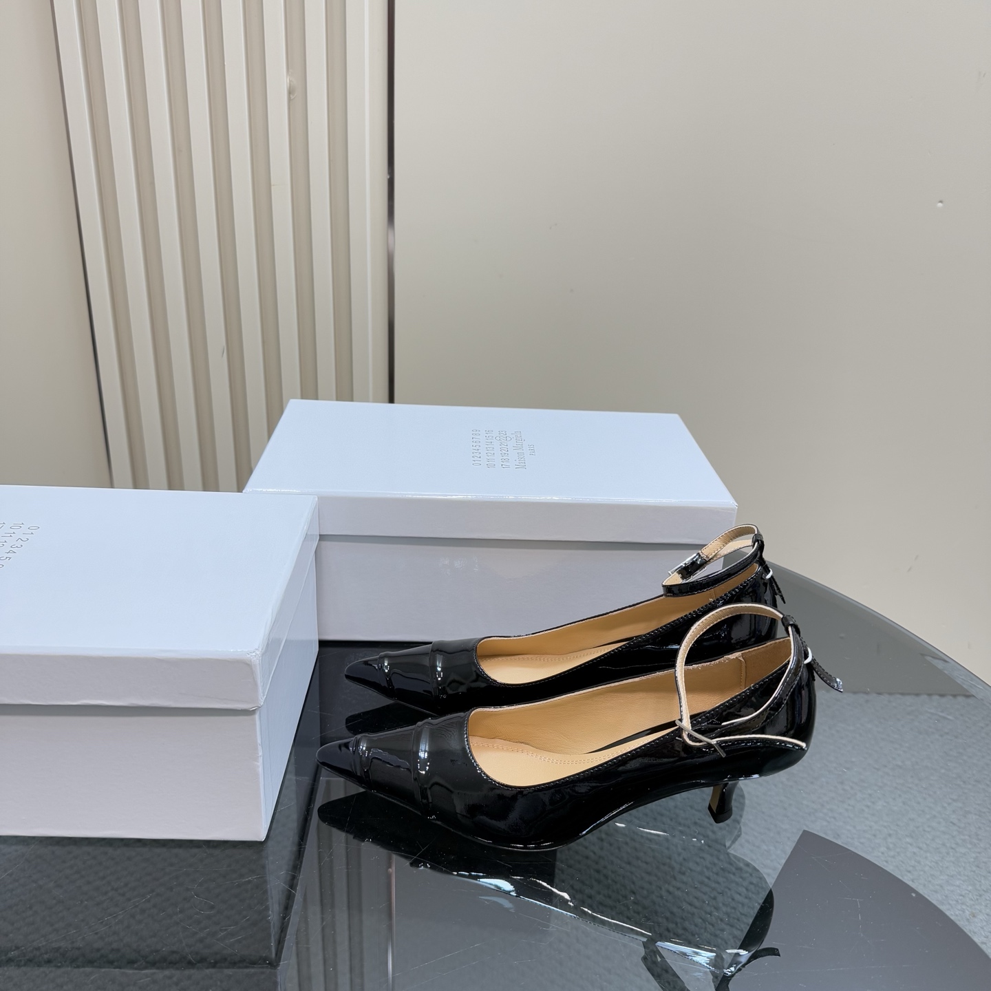 NO:260323,Maison Margiela's small heel is so comfortable SS25 new OOTD The wrinkles of each shoe are handmade, giving each pair a unique and pure appearance. Each pair tells a different story... Upper patent leather footbed sheepskin outsole full leather Size: 35-40 (40 custom made), single shoes, sheepskin19860909Maison Margiela这个小矮跟好舒服 SS25 新款 OOTD 每只鞋子的褶皱都是手工制作的,赋予每双鞋独特而纯正的外观,每双都讲述着不同的故事… 鞋面漆皮 垫脚羊皮 大底全真皮 码数:35-40(40定做),单鞋,sheepskin,Women's Shoes