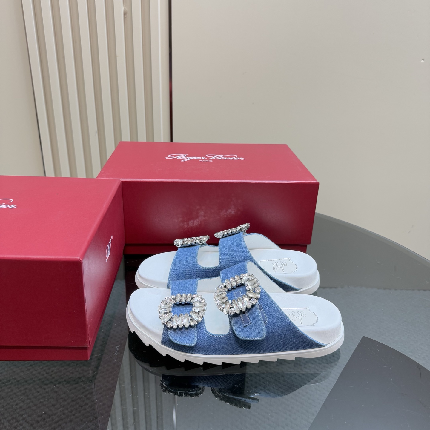 NO:247738,Full Diamond 310 Roger vivier | RV double diamond buckle slippers light in summer A pair of easy-to-wear slippers are so important Neutral and chic Birkenstock shoes style I fell in love with it as soon as I tried it The side diamond buckle was flashing. The straight man's father praised it all. The photo was made of silk material. High and delicate. The midsole has a little thickness. The small one made it. The fabric is imported cowhide/cowhide/rispberry. The inner part is imported mixed-bred sheepskin. The original molded TPU sole. Size35-39 (customized for 40), slippers, roger vivier, slippers, cowhide, sheepskin, real silk.19860909满钻310 Roger vivier | RV双钻扣拖鞋 夏日淡淡 一双好穿的拖鞋太重要了 中性潇洒的勃肯鞋型 一试就爱上 侧面方钻扣好闪 直男老爸看都了夸 拍照的是真丝材质 高级且细腻 中底是带有一丢丢厚度 小个子冲它 面料采用进口牛皮/牛皮布/水钻 内里采用进口混种羊皮 原版开模TPU大底 Size35-39（40定制）,拖鞋,roger vivier,slippers,cowhide,sheepskin,real silk,Women's Shoes