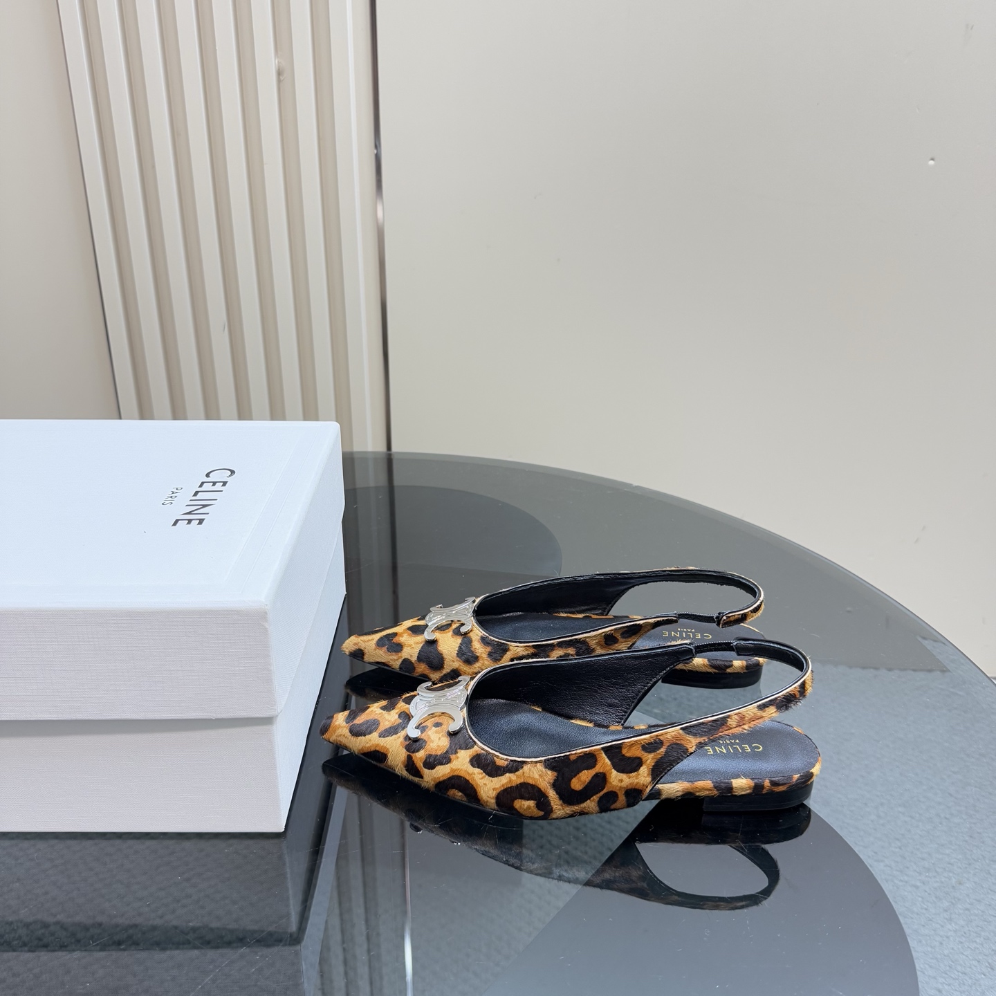 NO:247733,Horse hair CELINE/Arc de Triomphe pointed toe flat sandals at first sight, cool and sexy, fabric is imported calf patent leather, inner foot pads are all sheepskin imported Italian cowhide sole Size35-39 (customized on 40/41), sandals, celine, celine, sandals, cowhide, sheepskin19860909马毛 CELINE/赛琳凯旋门尖头平底凉鞋 一眼沦陷 酷中带点小性感 面料采用进口小牛漆皮 内里垫脚均为羊皮 意大利进口牛皮大底 Size35-39（40/41定制）,凉鞋,celine,celine,sandals,cowhide,sheepskin,Women's Shoes