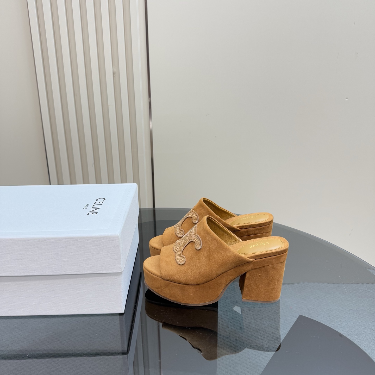 NO:247723,CELINL/Celin 25WF new spring and summer products, thick heel Arc de Triomphe slippers, a sandals series that must be bought in summer. It is literary and fashionable. The dressing rate is too high. The thick sole is really yyds in terms of lengthening legs. It is versatile and comfortable. It becomes a big and long legs in seconds when it comes to the feet!  The upper is made of original custom material. The inner foot pad is silk sheepskin. The original mold-opening custom anti-slip sole. Size 35-39 (40 customization), high heels, celine, celine, high heels, slippers, sheepskin19860909CELINL/赛琳 25WF春夏新品 粗跟凯旋门厚底拖鞋 夏天一定要入的凉拖系列 可文艺可时髦 穿搭率实在太高了 厚底在拉长腿方面真的yyds 百搭舒适 上脚秒变大长腿！ 鞋面采用原版定制材质 内里垫脚是丝绸羊皮 原版开模定制防滑大底 码数35-39（40定制）,高跟鞋,celine,celine,high heels,slippers,sheepskin,Women's Shoes