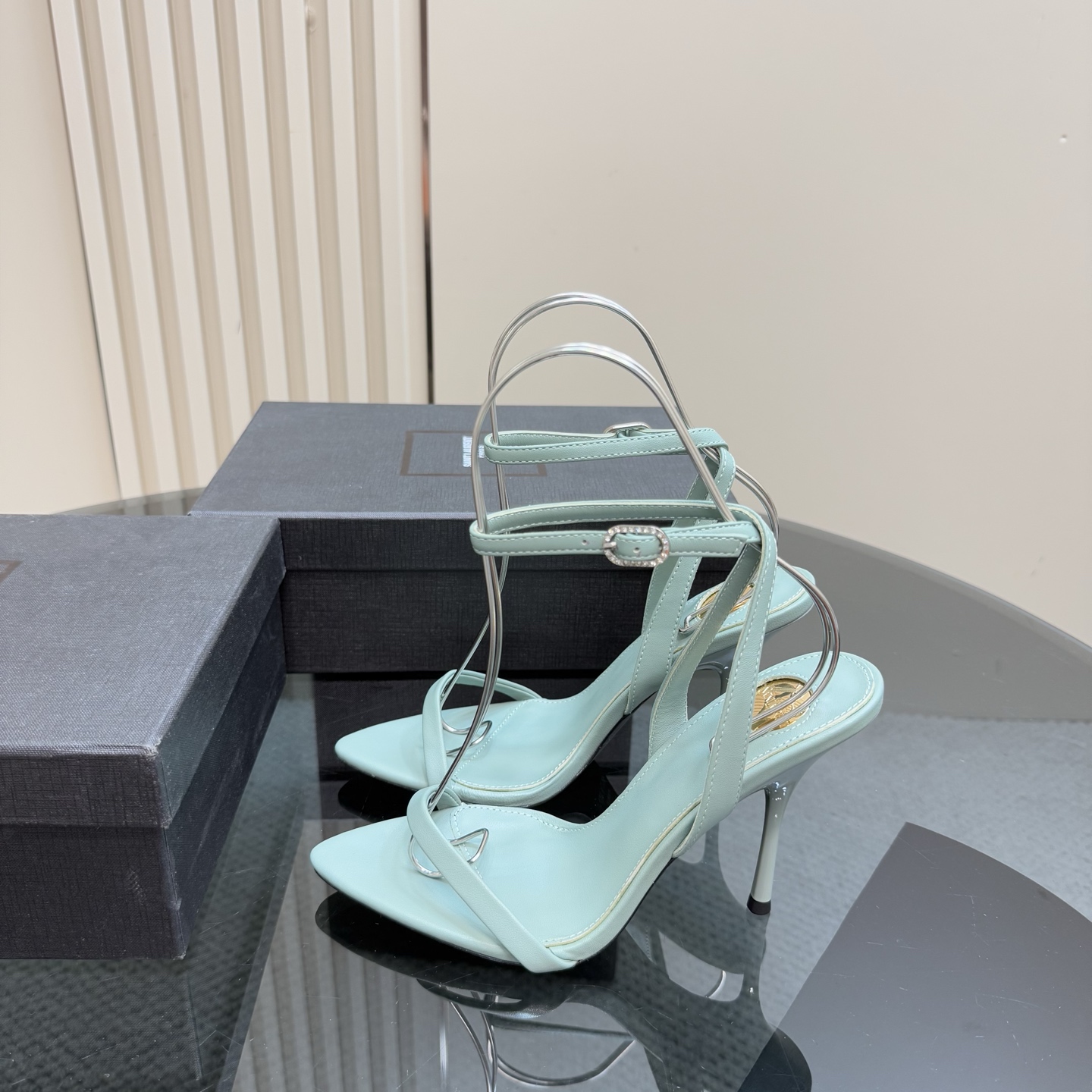 NO:247720,Top version SAIN*LAURENT2025 new spring and summer series high heel sandals!  Why do you miss a pair of fairy shoes in summer? When you match all kinds of small skirts, you don’t pick on the feet at all. It’s really too beautiful and makes people look white!  Unleash infinite elegance and explore more selection of high heels!  Fabric silk, cowhide, outsole, leather outsole, size 35-42 (customized by 40, 41, 42) Heel height 10.5cm, high heels, sandals, saint laurent, sandals, high heels, skirts, cowhide, real silk, Leather soles19860909顶级版本 SAIN*LAURENT2025全新春夏系列高跟凉鞋 ！夏日里怎么少得了一双仙女鞋 各种小裙子搭配起来 完全不挑脚型哦 真的美的过分 上脚显白的让人上头！释放无限优雅魅力 探索更多臻选高跟鞋！ 面料真丝,牛皮 大底真皮大底 码数35-42（40,41,42定制） 跟高10.5cm,高跟鞋凉鞋,saint laurent,sandals,high heels,skirts,cowhide,real silk,Leather soles,Women's Shoes