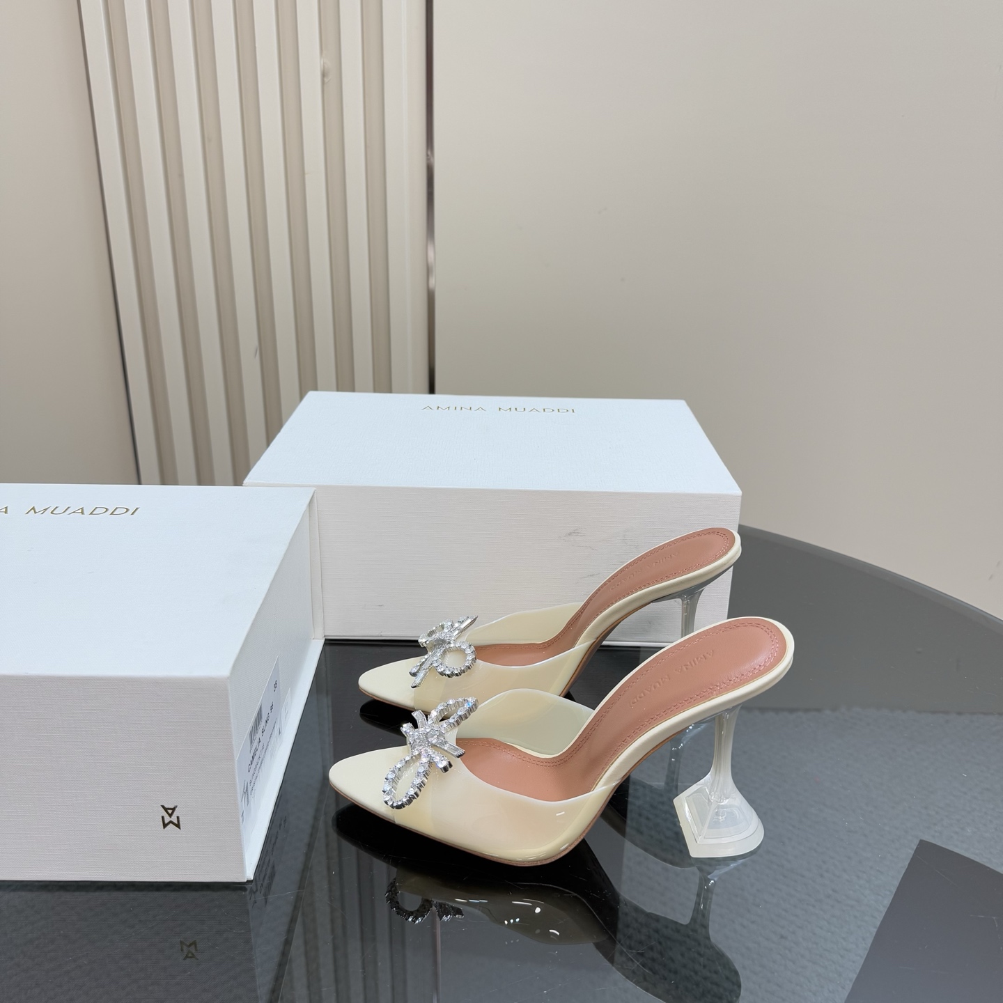 NO:248143,Top version Amina Muaddi Smooth diamond beautiful high heel sandals authentic 1:1 replica Top quality Buy original version Developed Sunflower Rhinestone buckle Customized mold (it took 2 months to come out) AM's new product this year, full of high-end feel, is Jimei's dream shoes!  Loved Loved!  The foot pads are removed from the original 1:1 color card and logo font design Italian leather outsole Injection molding process Heel height 9.8cm Size number 35-39 (34 40 41 42 Customized non-returning), high heels, sandals, high heels, Leather soles19860909顶级版本 Amina Muaddi 闪钻绝美高跟凉鞋  正品1:1 复刻 顶级品质  购买原版 开发 太阳花水钻扣 开模定制（历尽2个月才出来效果） AM今年新品 高级感十足 就是 集美们的梦中情鞋！爱了 爱了！ 垫脚都是拆掉原版1:1对色卡 以及logo字体设计 意大利真皮大底 注塑工艺 跟高 9.8cm 码数 35-39（34 40 41 42 定制不退换）,高跟鞋,sandals,high heels,Leather soles,Women's Shoes