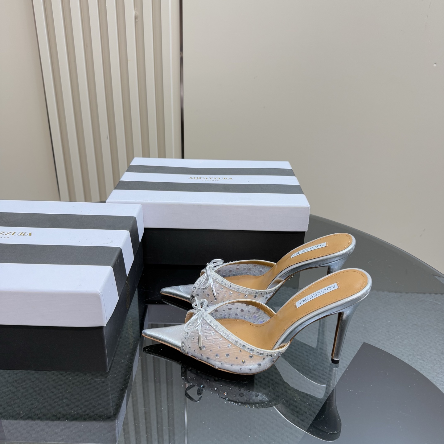 NO:251446,AQUAZZURA large pineapple rhinestone high heel sandals are super elegant on their feet, both simple and fashionable, so shining and beautiful, and beautiful to a new level!  Cross design, full of fashion sense. Big bloggers from all walks of life have put on their feet. ZP developed and customized correct fabric. Height 10cm. Material original mesh, rhinestones. Imported leather soles. Size 35–43 (35, 41, 42 can be customized). Complete packaging. High heels, slippers, sandals, high heels, slippers, Leather soles.19860909AQUAZZURA大菠萝水钻高跟凉鞋 上脚超级有气质· 既简洁又时髦 太闪太美啦 美出出新高度！ 交叉设计,时尚感满满 各路大博主都纷纷上脚 ZP开发、订制正确面料 高度10cm 材料原版网纱,水钻 鞋底进口真皮大底 码数35–43（35、41、42可定做） 包装全套原版包装,高跟鞋拖鞋,sandals,high heels,slippers,Leather soles,Women's Shoes