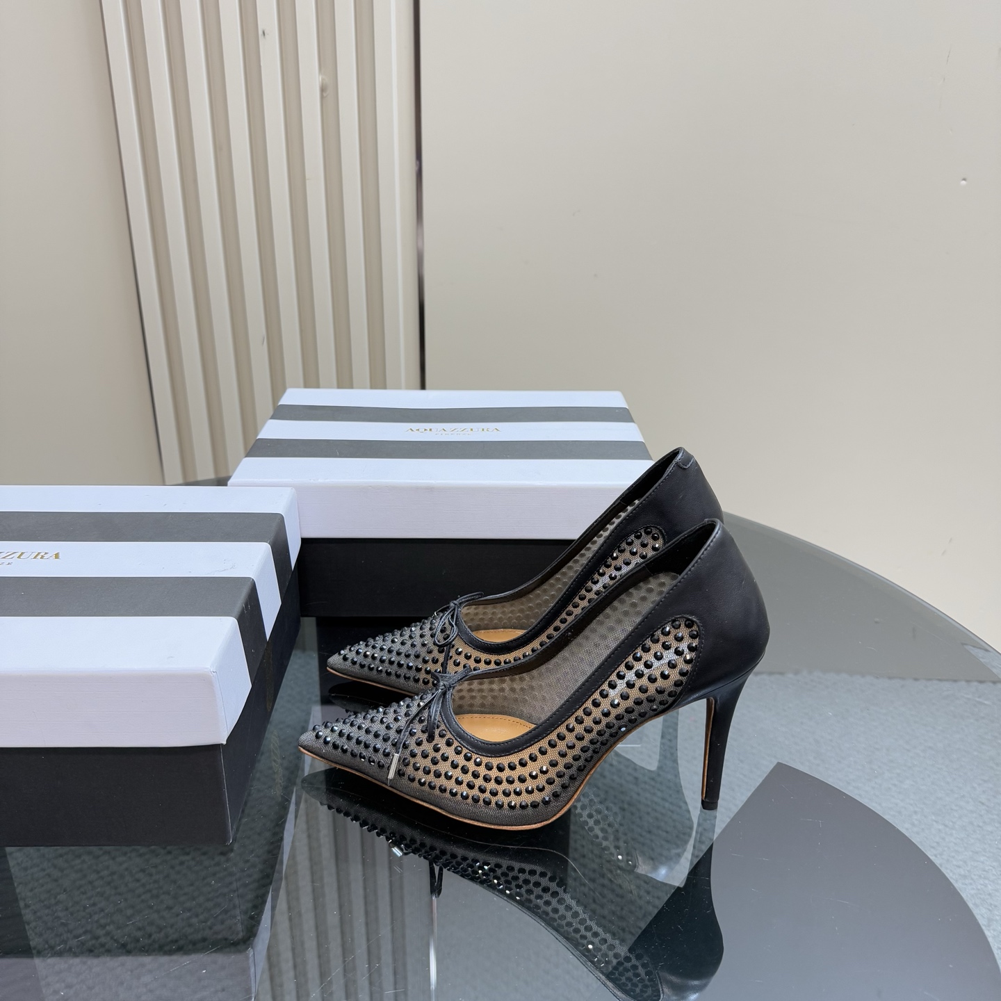 NO:251434,AQUAZZURA large pineapple rhinestone high heel sandals are super elegant on their feet, both simple and fashionable, so shining and beautiful, and beautiful to a new level!  Cross design, full of fashion sense. Big bloggers from all walks of life have put on their feet. ZP developed and customized correct fabric. Height 10cm. Material original mesh, rhinestones. Imported leather soles. Size 35–43 (35, 41, 42 can be customized) Packaging. Full set of original packaging, single shoes, sandals, Leather soles19860909AQUAZZURA大菠萝水钻高跟凉鞋 上脚超级有气质· 既简洁又时髦 太闪太美啦 美出出新高度！ 交叉设计,时尚感满满 各路大博主都纷纷上脚 ZP开发、订制正确面料 高度10cm 材料原版网纱,水钻 鞋底进口真皮大底 码数35–43（35、41、42可定做） 包装全套原版包装,单鞋,sandals,Leather soles,Women's Shoes