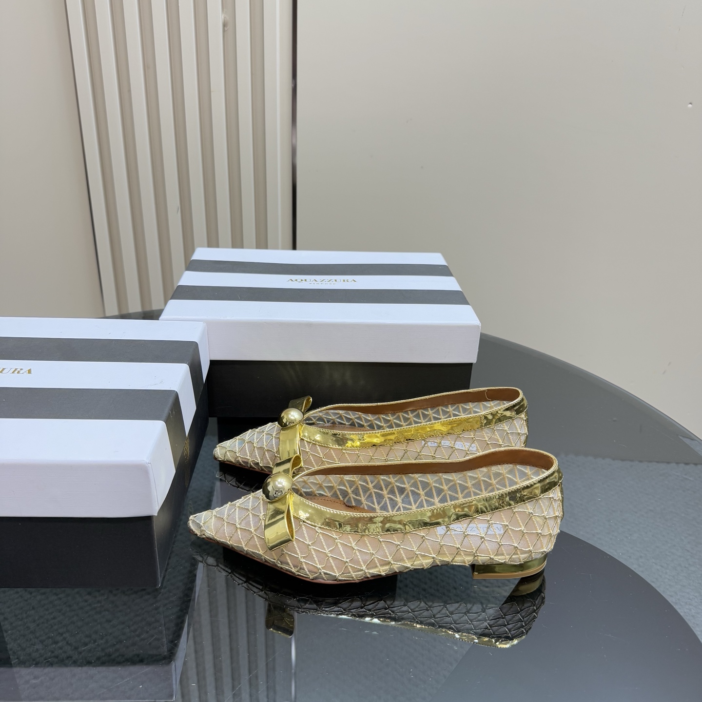 NO:251440,AQUAZZURA large pineapple rhinestone high heel sandals are super elegant on their feet, both simple and fashionable, so shining and beautiful, and beautiful to a new level!  Cross design, full of fashion sense. Big bloggers from all walks of life are taking it. ZP develops and customizes the correct fabric. Material original mesh. Imported leather soles. Size 35–43 (35, 41, 42 can be customized) Packaging. Full set of original packaging, single shoes, sandals, Leather soles19860909AQUAZZURA大菠萝水钻高跟凉鞋 上脚超级有气质· 既简洁又时髦 太闪太美啦 美出出新高度！ 交叉设计,时尚感满满 各路大博主都纷纷上脚 ZP开发、订制正确面料 材料原版网纱 鞋底进口真皮大底 码数35–43（35、41、42可定做） 包装全套原版包装,单鞋,sandals,Leather soles,Women's Shoes