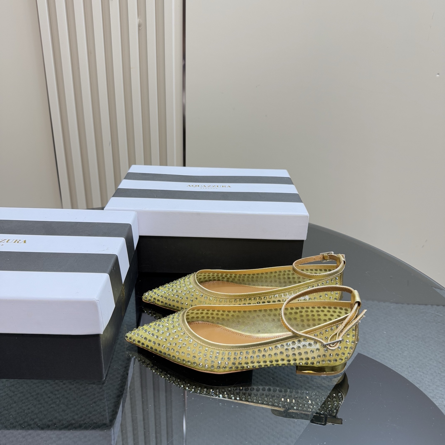 NO:251428,AQUAZZURA large pineapple rhinestone high heel sandals are super elegant on their feet, both simple and fashionable, so shining and beautiful, and beautiful to a new level!  Cross design, full of fashion sense. Big bloggers from all walks of life are taking it. ZP develops and customizes the correct fabric. Materials original mesh, rhinestones. Imported leather soles. Size 35–43 (35, 41, 42 can be customized) Packaging full set of original packaging, sandals, sandals, Leather soles19860909AQUAZZURA大菠萝水钻高跟凉鞋 上脚超级有气质· 既简洁又时髦 太闪太美啦 美出出新高度！ 交叉设计,时尚感满满 各路大博主都纷纷上脚 ZP开发、订制正确面料 材料原版网纱,水钻 鞋底进口真皮大底 码数35–43（35、41、42可定做） 包装全套原版包装,凉鞋,sandals,Leather soles,Women's Shoes