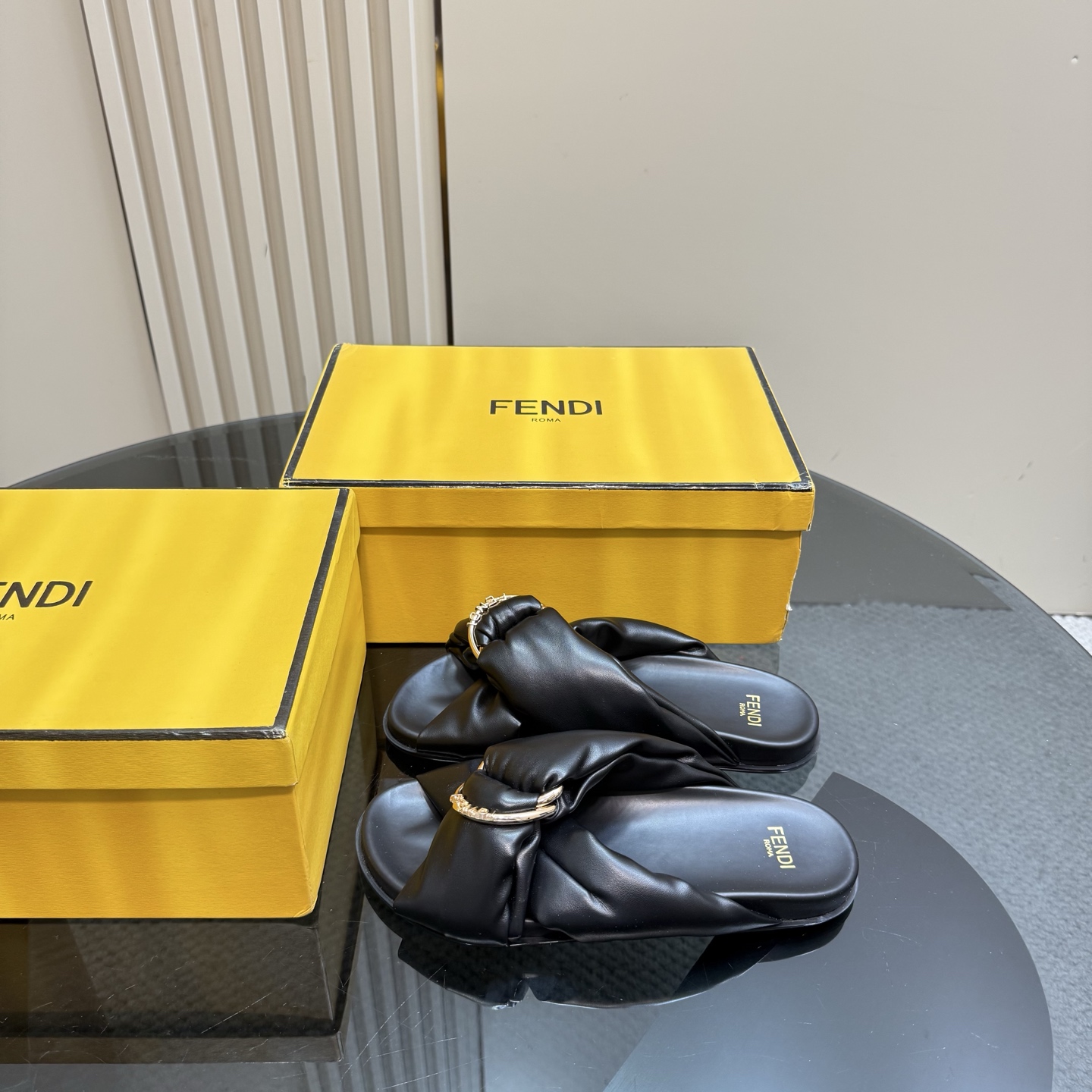 NO:251422,FENDI's latest hit double-belt flat slippers with FF decorative buckle, jacquard fabric on upper, sheepskin size 35~45, slippers, fendi, slippers, sheepskin19860909FENDI最新爆款双带平底拖鞋,带FF装饰性搭扣 鞋面提花布料,羊皮 码数35~45,拖鞋,fendi,slippers,sheepskin,Women's Shoes