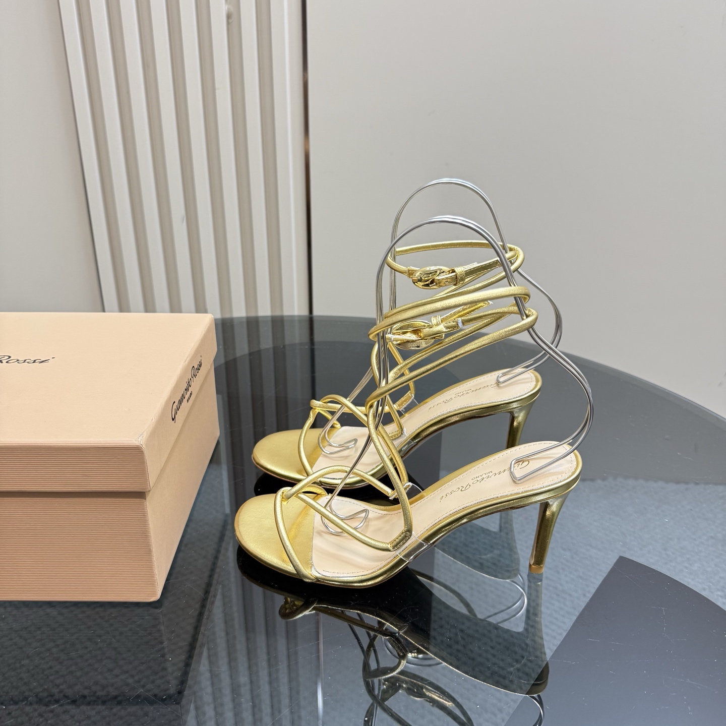 NO:251400,Top version Gianvit* Ross* 2025 early spring new sandals. A single item that is delicate and elegant without losing its temperament. This New Year is worth buying. Modern and elegant style, full of femininity, allowing you to show your fashionable personality in comfort. Patent leather upper, inner sheepskin, outsole genuine leather sole size 35-42 (customized, 40, 41, 42, no return or exchange), high heels sandals, sandals, high heels, sheepskin19860909顶级版本 Gianvit* Ross*2025早春新款凉鞋 娇气又不失气质优雅的一款单品这个新春值得入手 现代优雅风格,女人味十足 让您在舒适中彰显时尚性格. 鞋面漆皮 内里羊皮 大底真皮底 码数35-42（40、41、42定制不退换）,高跟鞋凉鞋,sandals,high heels,sheepskin,Women's Shoes