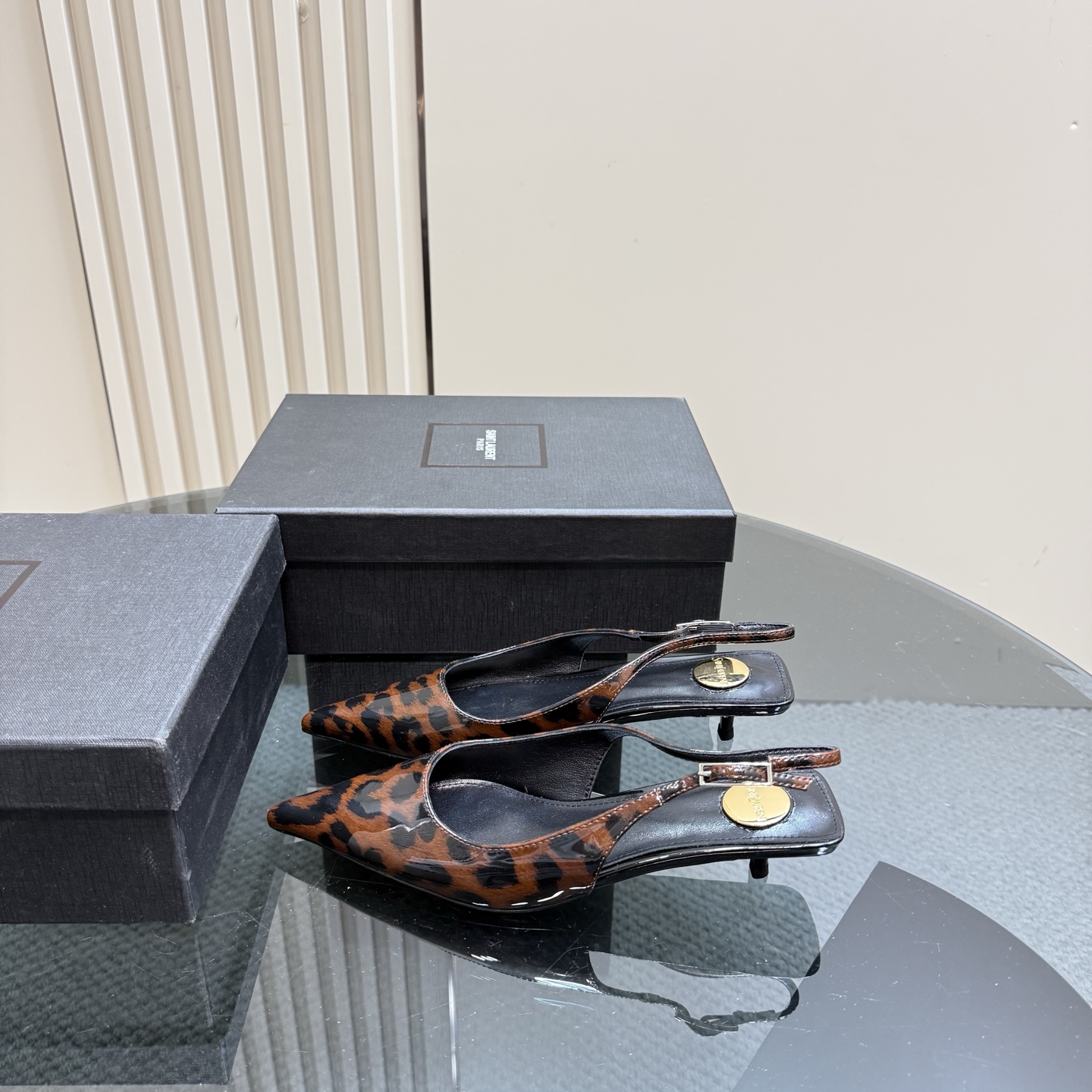 NO:251405,Top version Saint Laurent Paris show synchronous update The leopard print kitten heel is really beautiful Saint Laurent Stunning toe leaking high heels The wood grain heel really fully highlights the neat and minimalist upper patent leather inner sheepskin footbed sheepskin sole genuine leather packaging original packaging Size 35-39. (40 customization) Heel height 3cm, high heels sandals, saint laurent, saint laurent, sandals, high heels, sheepskin19860909顶级版本 Saint Laurent巴黎秀场同步更新 豹纹小猫跟真的太好看啦 Saint Laurent 圣罗兰尖头漏趾高跟鞋 木纹鞋跟真的充分突显利落极简 鞋面漆皮 内里羊皮 垫脚羊皮 鞋底真皮 包装原版包装 码数35-39.（40定制） 跟高3cm,高跟鞋凉鞋,saint laurent,saint laurent,sandals,high heels,sheepskin,Women's Shoes