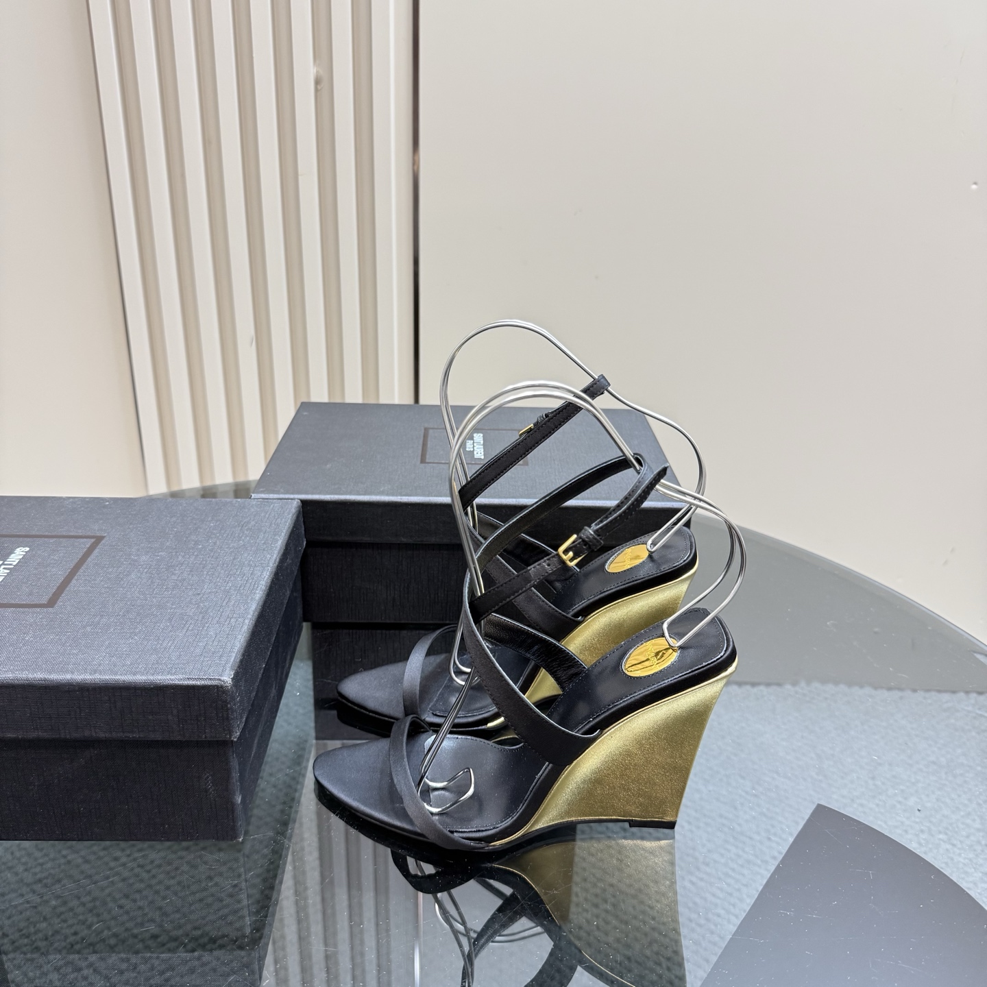 NO:251411,Top version SAIN*LAURENT2025 new spring and summer series wedge sandals!  Why do you miss a pair of fairy shoes in summer? When you match all kinds of small skirts, you don’t pick on the feet at all. It’s really too beautiful and makes people look white!  Unleash infinite elegance and explore more selection of high heels!  Fabric silk, outsole, leather, size 35-42 (40, 41, 42 customized), high heels, sandals, saint laurent, sandals, high heels, skirts, real silk, Leather soles19860909顶级版本 SAIN*LAURENT2025全新春夏系列坡跟凉鞋 ！夏日里怎么少得了一双仙女鞋 各种小裙子搭配起来 完全不挑脚型哦 真的美的过分 上脚显白的让人上头！释放无限优雅魅力 探索更多臻选高跟鞋！ 面料真丝 大底真皮大底 码数35-42（40,41,42定制）,高跟鞋凉鞋,saint laurent,sandals,high heels,skirts,real silk,Leather soles,Women's Shoes