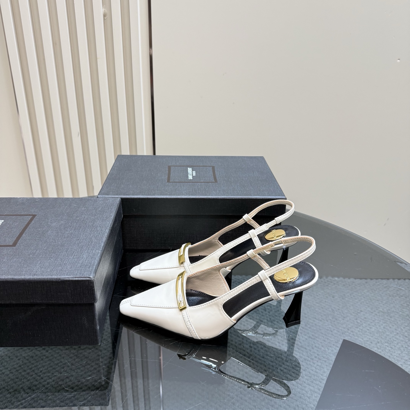 NO:251417,SAIN*LAURENT2025 new spring and summer series with square buckle high heel sandals!  Why do you miss a pair of fairy shoes in the light summer when pointed high-heeled slippers? When you match various small skirts, you don’t pick on the feet at all. The transparent flashing diamonds show a fantasy under the light. It’s so beautiful that it looks whiter and makes people feel overwhelmed!  The delicate crystal chain decoration illuminates the delicate and elegant lines of the ankle, unleashing infinite elegance and explore more selected high heels!  Fabric patent leather, outsole, genuine leather outsole, size 35-42 (customized by 40, 41, 42) Heel height 7cm, high heels, sandals, saint laurent, sandals, high heels, slippers, skirts, Leather soles19860909SAIN*LAURENT2025全新春夏系列后带方扣高跟凉鞋 ！ 尖头高跟拖鞋淡淡的夏日里怎么少得了一双仙女鞋 各种小裙子搭配起来 完全不挑脚型哦 通透的闪钻在光线的照耀下呈现幻彩 真的美的过分 上脚显白的让人上头！细巧水晶链饰点亮脚踝纤雅线条 释放无限优雅魅力 探索更多臻选高跟鞋！ 面料漆皮 大底真皮大底 码数35-42（40、41、42定制） 跟高7cm,高跟鞋凉鞋,saint laurent,sandals,high heels,slippers,skirts,Leather soles,Women's Shoes