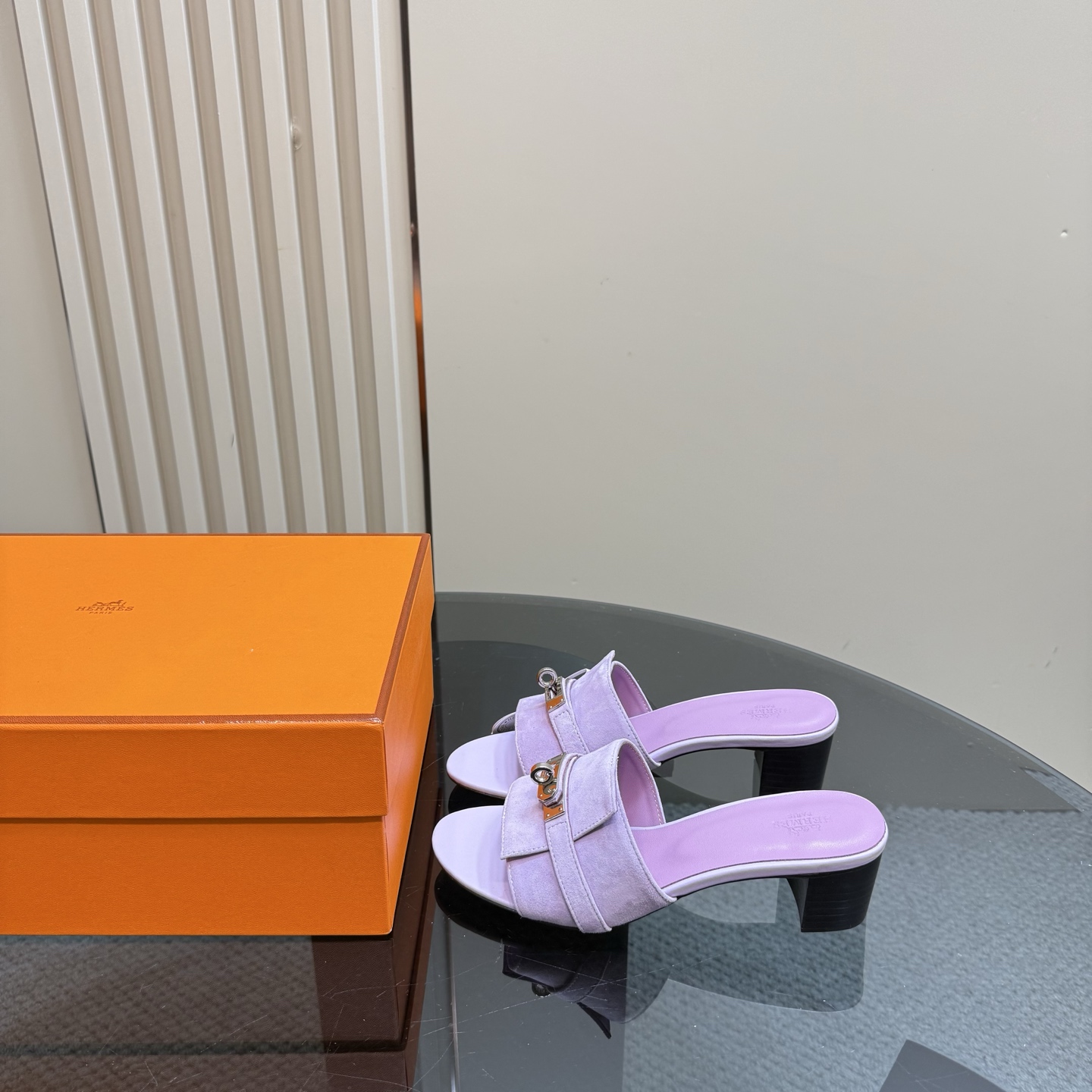 NO:251397,【Top】 Hermes leather sandals, with a cloud-like feel, barefoot or a pair of socks, it’s all fashionable. The sole is the original molded tpu sole. Size women’s size 35-39 (customized for 40/41), slippers, hermes, slippers, socks19860909【顶级】 爱马仕真皮凉拖 踩云脚感,光脚或者搭配个袜子穿,都时髦的不行哦 鞋底是原版开模tpu鞋底 Size女码35-39（40/41定做）,拖鞋,hermes,slippers,socks,Women's Shoes