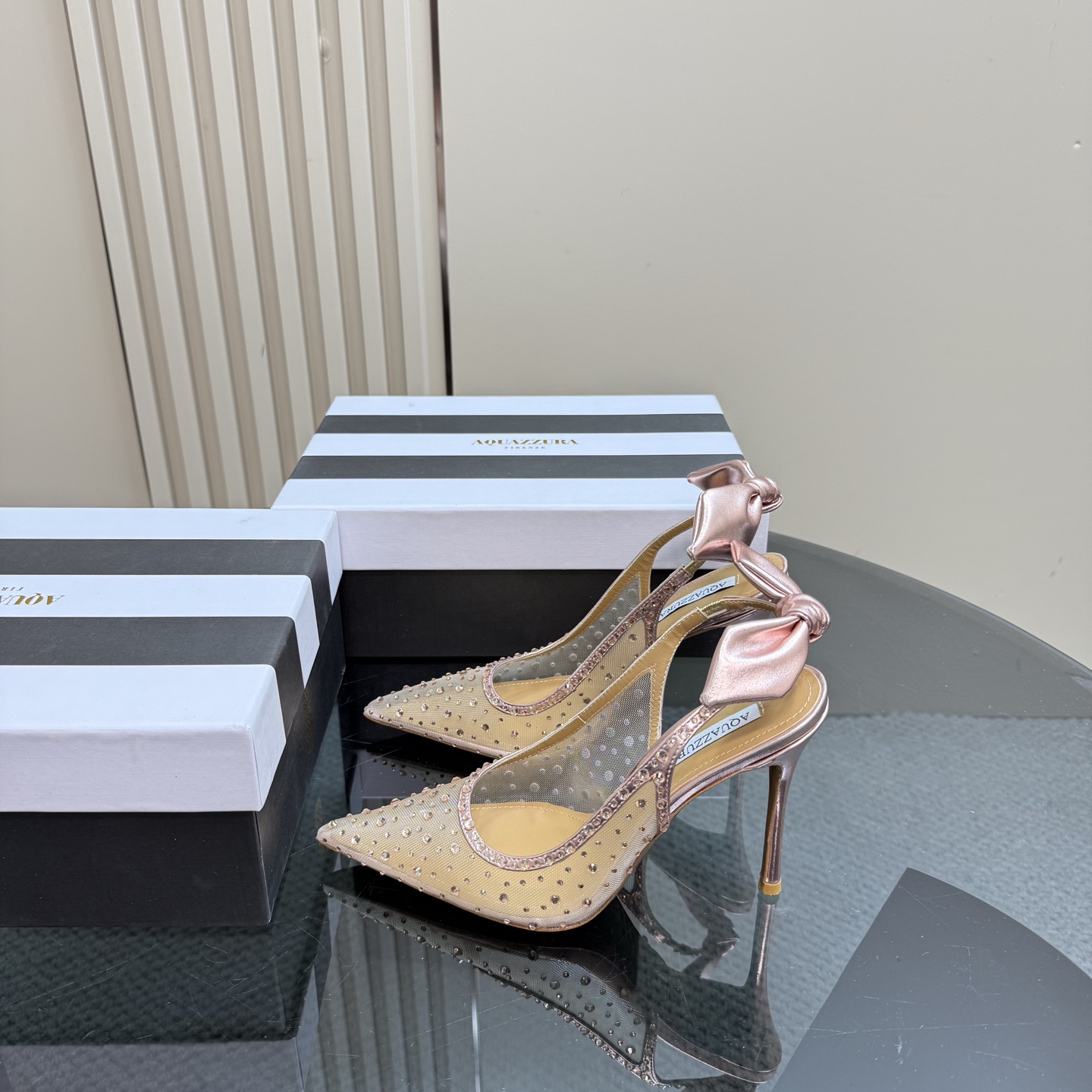 NO:251432,AQUAZZURA Zp original mold opening new product ironing high heel sandals are made of original custom silk, original mold opening Swarovski rhinestone decorative buckle, super flashing outsole gold iconic pineapple micro-label to give the product rich brand connotation and luxurious appearance single product genuine leather upsole sheepskin insole. Creation is beautiful and smooth, comfortable and fashionable. Upper mesh ironing foot pad: sheepskin outsole Italian leather outsole heel height 10cm Shoe size: 35-43 (35.42.43 custom made no return or exchange), high heels sandals, sandals, high heels, sheepskin, real silk, Leather soles19860909AQUAZZURA Zp 原版开模新品烫钻 高跟凉鞋 采用原版定制真丝制成,原版开模施华洛奇水钻装饰扣,超闪 大底金色标志性菠萝微标赋予单品丰富的品牌内涵与奢华的外观单品真皮大底羊皮鞋垫 创作即外观线条优美流畅又上脚舒适时髦精必入款. 鞋面网纱烫钻 脚垫: 羊皮 大底意大利真皮大底 跟高10cm 鞋码: 35-43 (35.42.43定做不退换),高跟鞋凉鞋,sandals,high heels,sheepskin,real silk,Leather soles,Women's Shoes