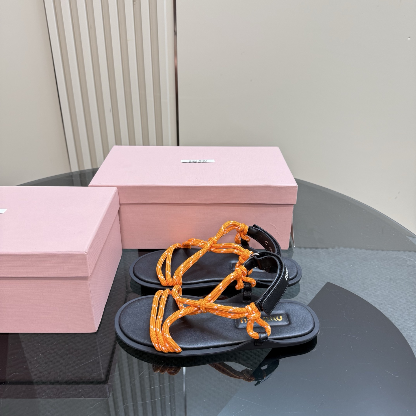 NO:251421,Elastic rope MIU MIU/Miao Miu 25s spring and summer new product launch conference Paris Fashion Week foot sandals are simply the pinnacle of summer outfits. The upper is imported cowhide/elastic rope. The inner tiptoe uses imported sheepskin. Original open mold TPU sole sezi35-39 (customized by 34/40), sandals, miumiu, sandals, cowhide, sheepskin19860909弹力绳 MIU MIU/缪缪25s春夏新品 发布会巴黎时装周夹脚凉鞋 简直是夏天穿搭的时髦巅峰 鞋面采用进口牛皮/弹力绳 内里踮脚采用进口羊皮 原版开模TPU大底 sezi35-39（34/40定制）,凉鞋,miumiu,sandals,cowhide,sheepskin,Women's Shoes