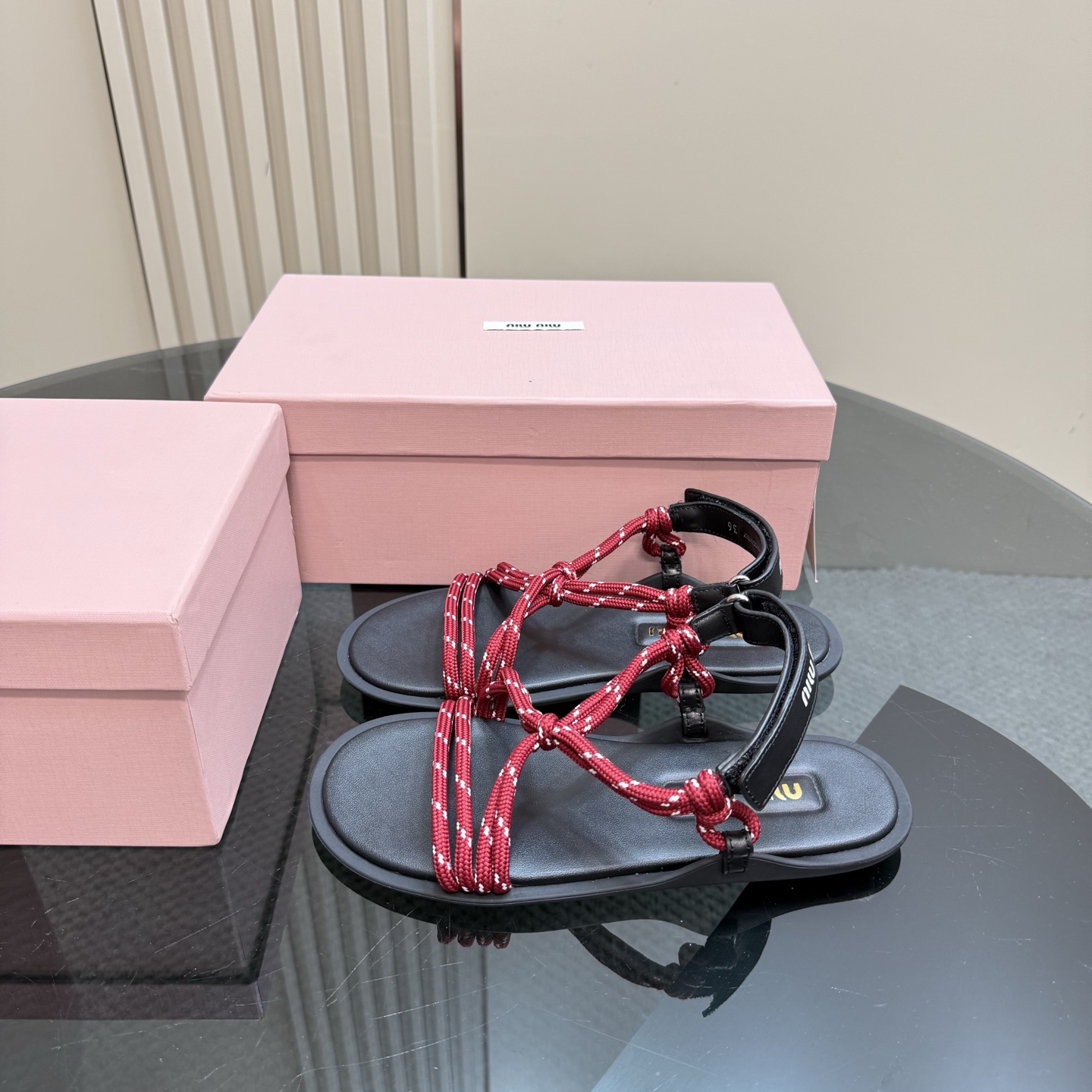 NO:251426,Elastic rope rhinestone MIU MIU/Miao Miu 24s spring and summer new product launch conference Paris Fashion Week foot sandals are simply the pinnacle of summer outfits. The upper is imported cowhide/elastic rope/rhinestone. The inner tiptoe is imported sheepskin. Original open mold TPU sole sezi35-39 (customized by 34/40), sandals, miumiu, sandals, cowhide, sheepskin19860909弹力绳 水钻 MIU MIU/缪缪24s春夏新品 发布会巴黎时装周夹脚凉鞋 简直是夏天穿搭的时髦巅峰 鞋面采用进口牛皮/弹力绳/水钻 内里踮脚采用进口羊皮 原版开模TPU大底 sezi35-39（34/40定制）,凉鞋,miumiu,sandals,cowhide,sheepskin,Women's Shoes